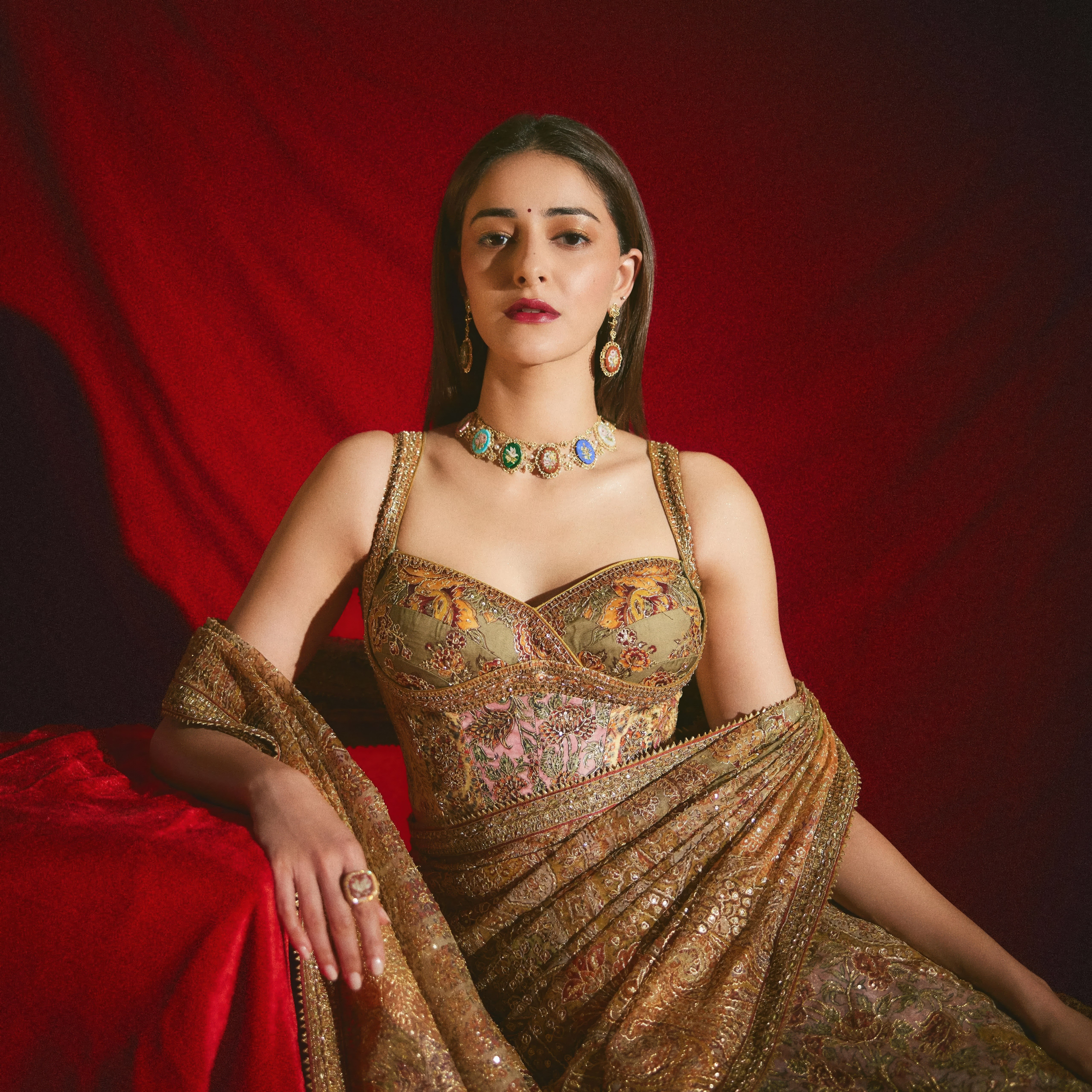 Ananya Panday, Tradicional, Atriz indiana, Fundo vermelho, 5K