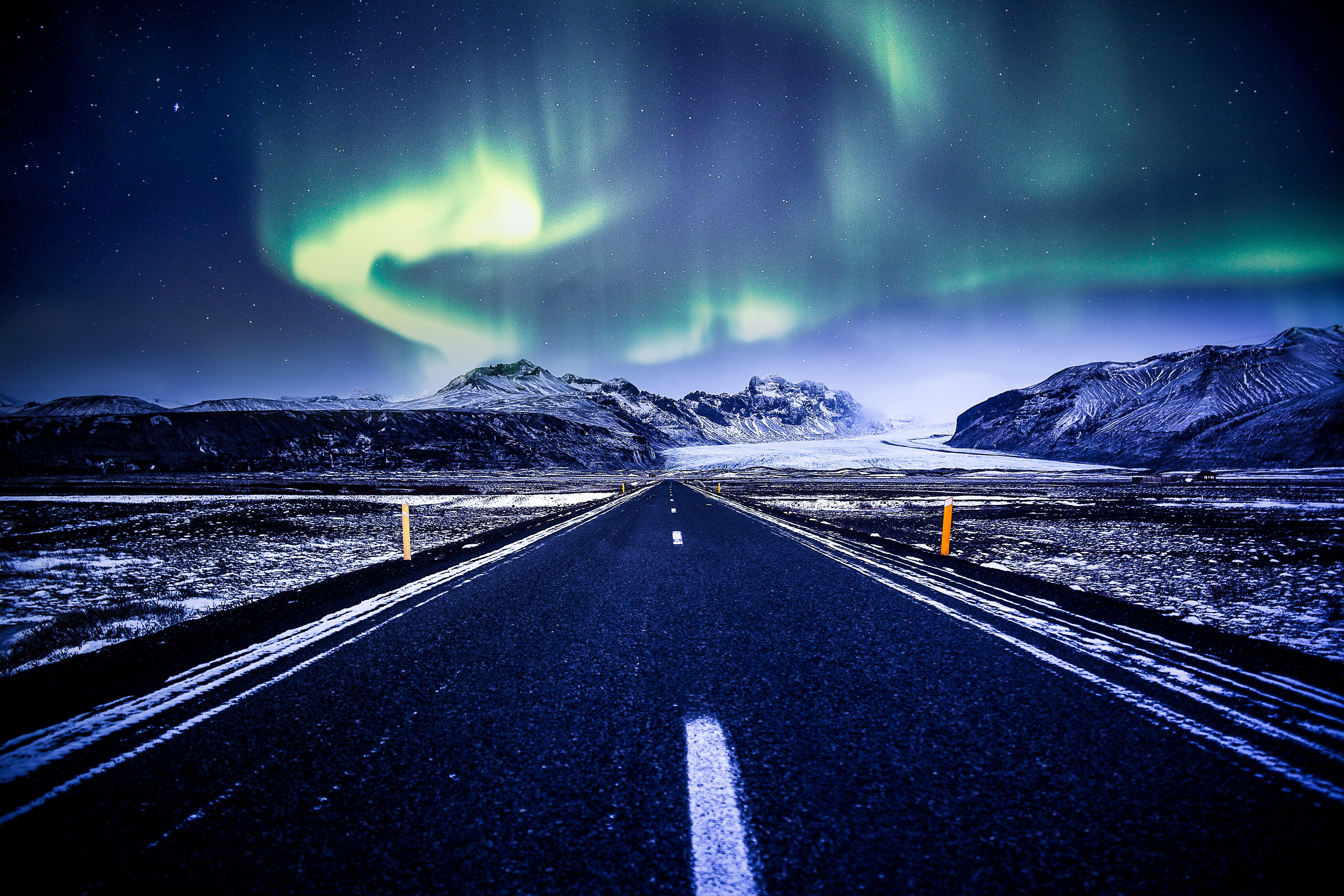 Aurora boreal, Estrada, Montanhas, Coberto de neve, Geleira, Paisagem, Céu estrelado, Bonito, Islândia, 5K