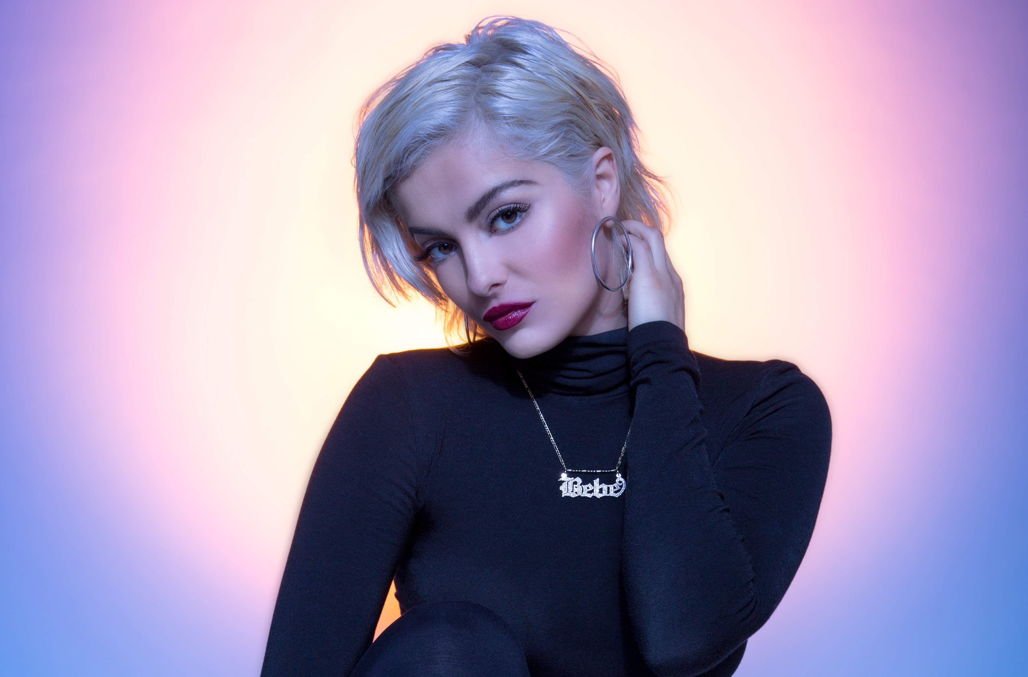 Bebe Rexha, Cantora americana, Fundo gradiente