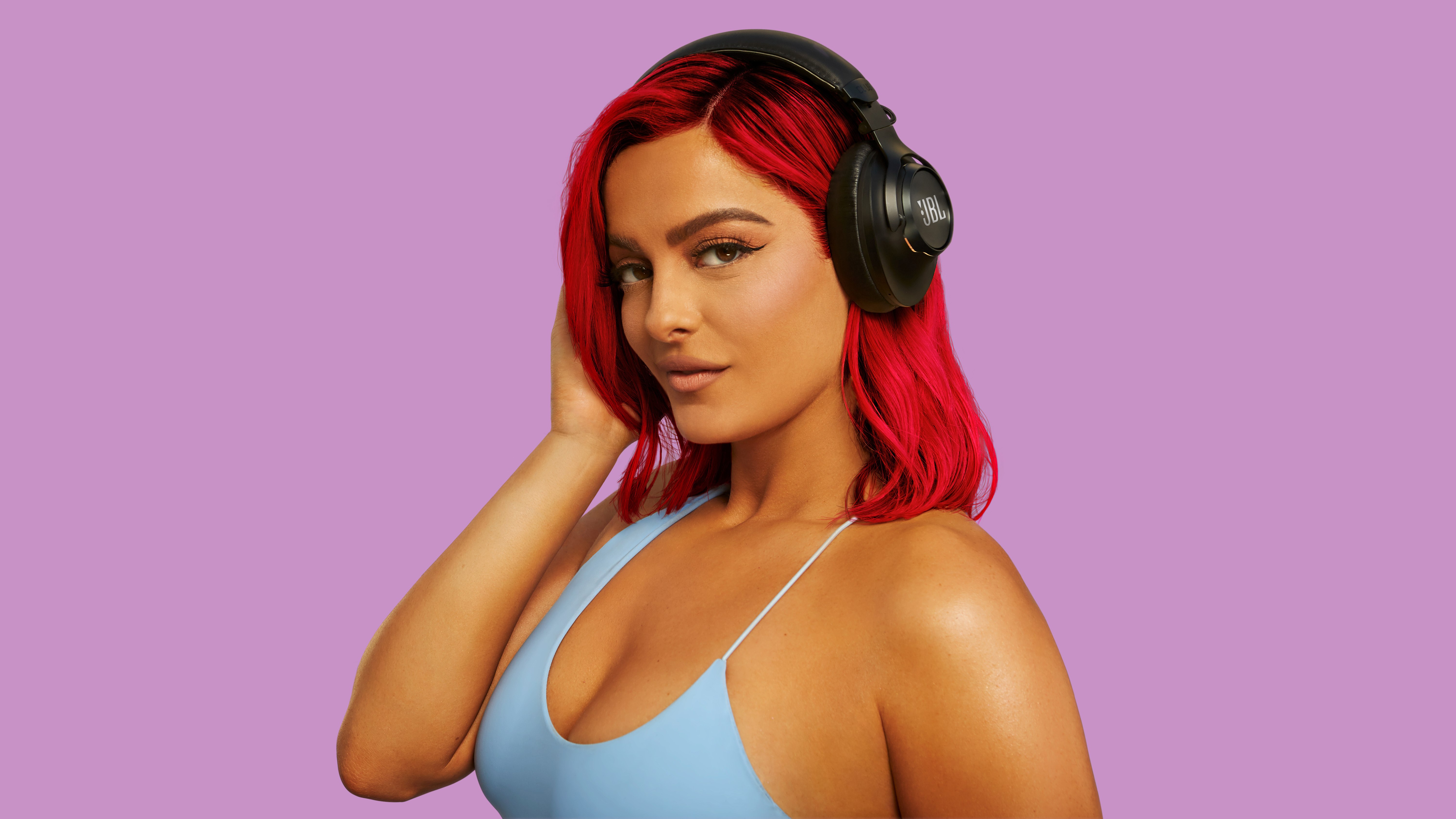 Bebe Rexha, Fones de ouvido, Roxo pastel, 5K, Fundo pastel
