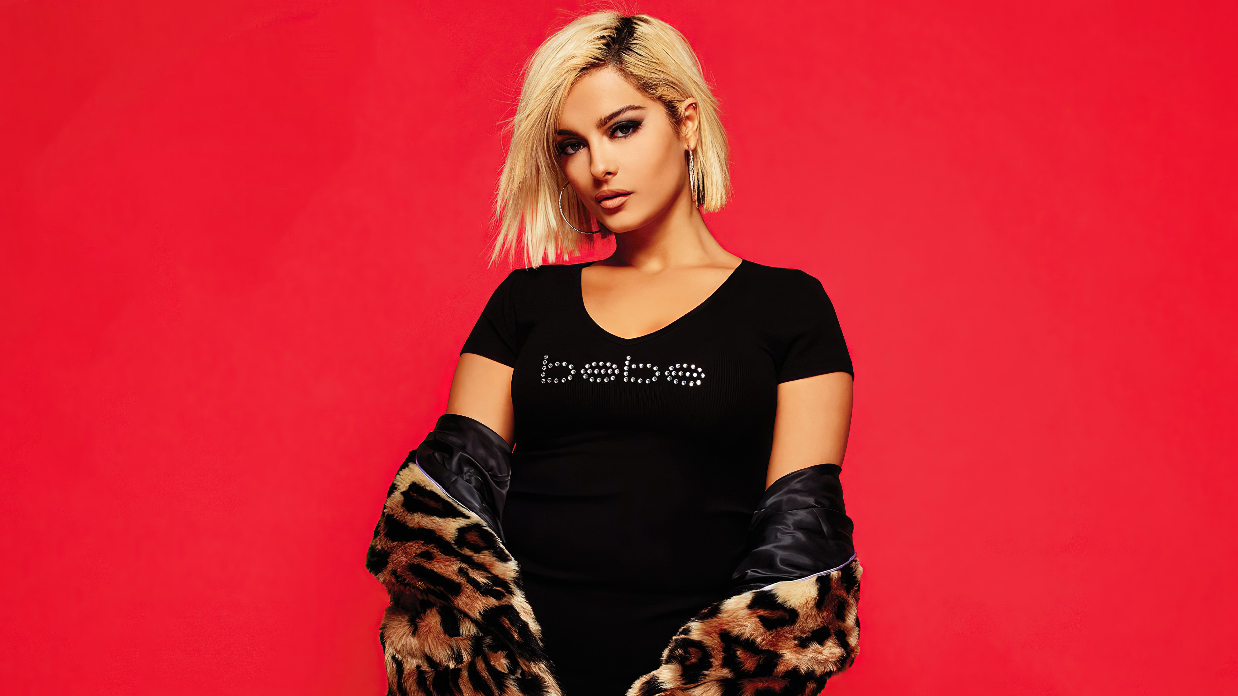 Bebe Rexha, Fundo vermelho, Vestido preto, 5K