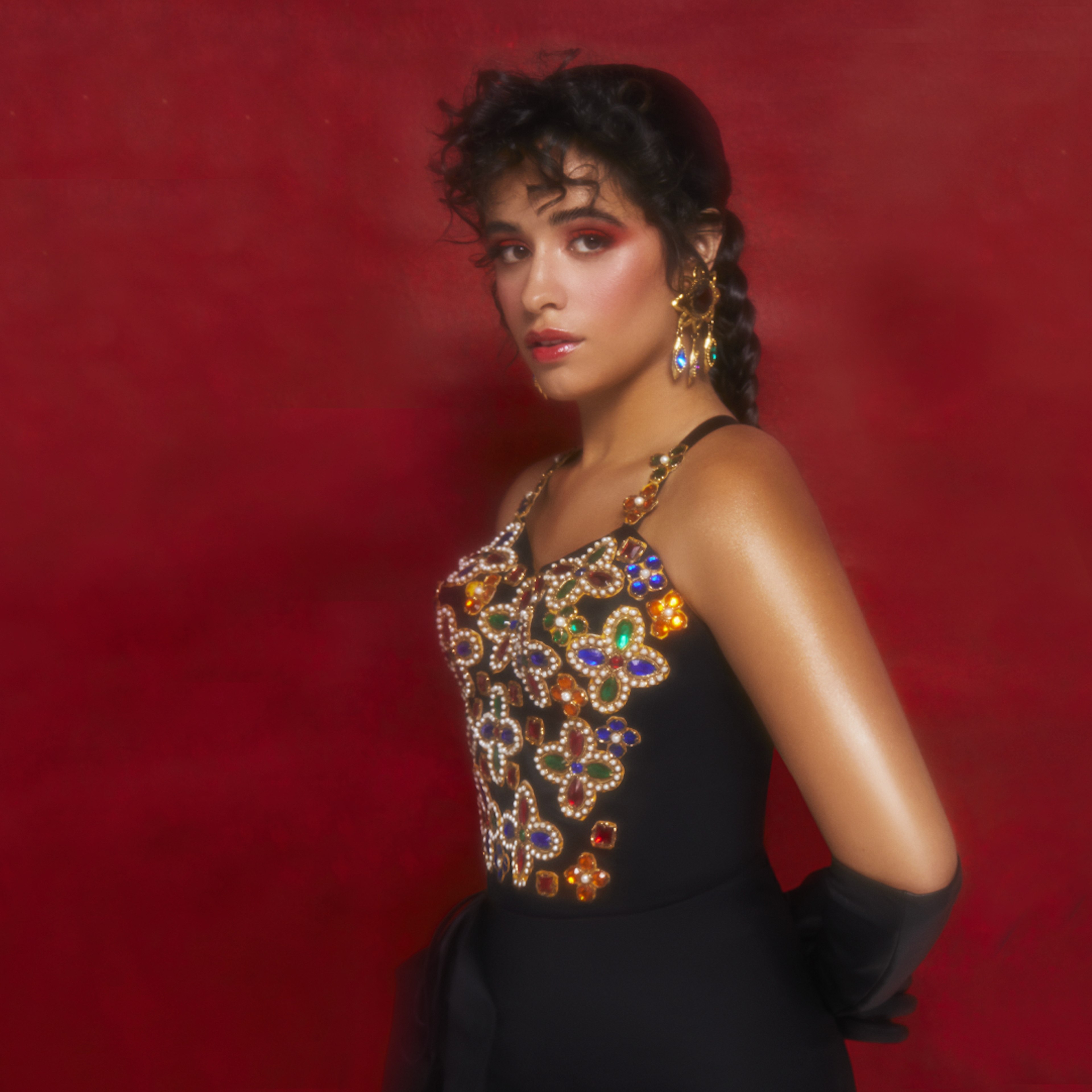 Camila Cabello, Cantora americana, Fundo vermelho