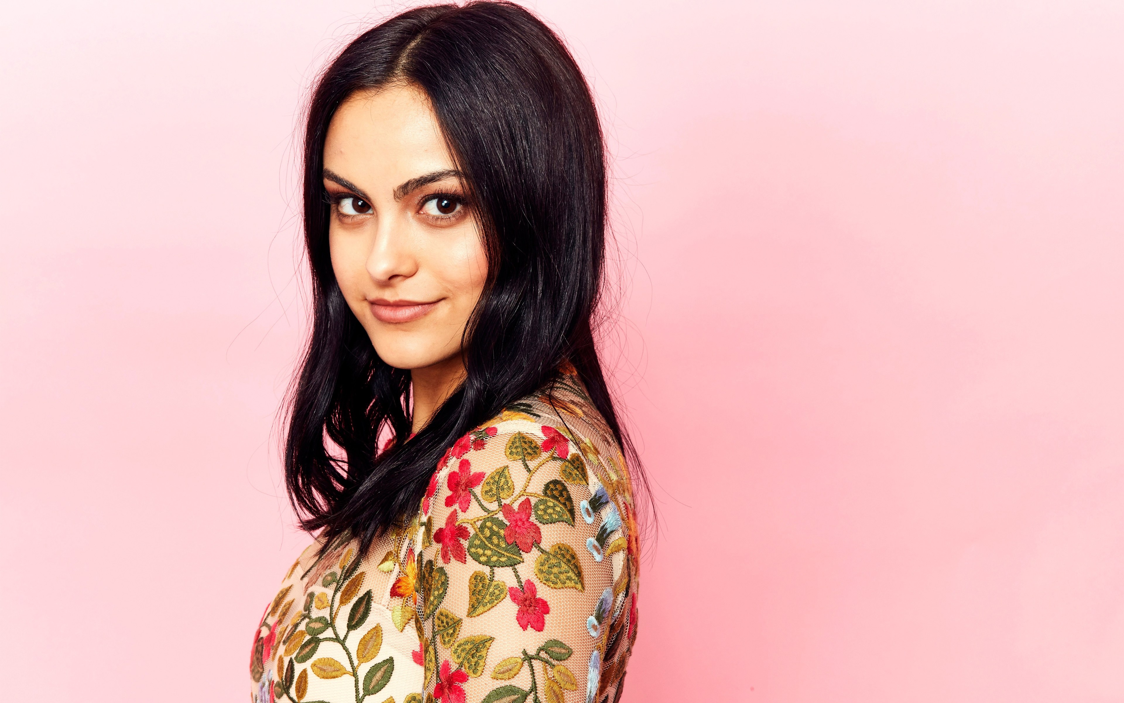 Camila Mendes, Retrato, Fundo rosa