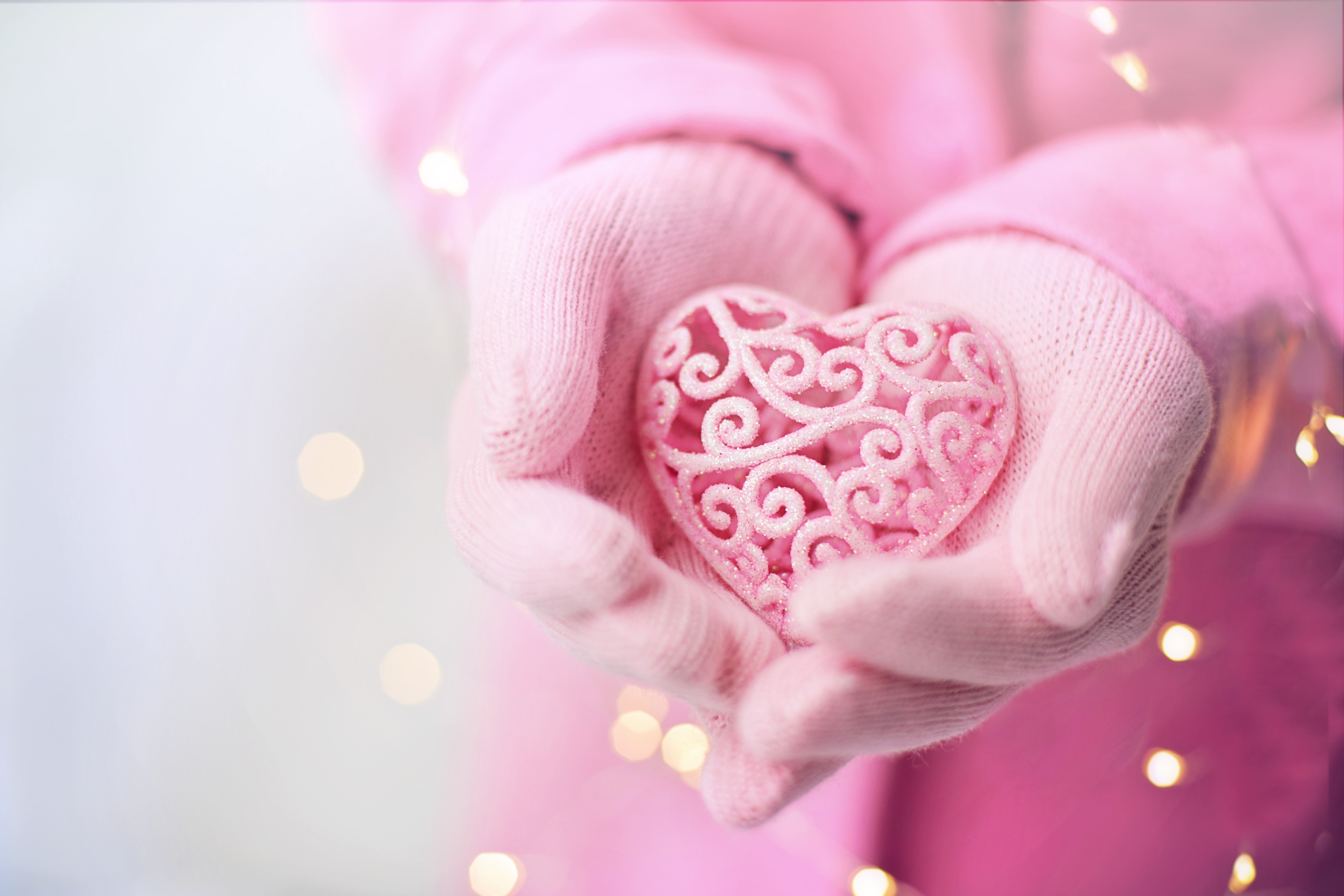 Coração rosa, Luvas, Fundo rosa, Dia dos Namorados, Emoções, 5K, Fevereiro