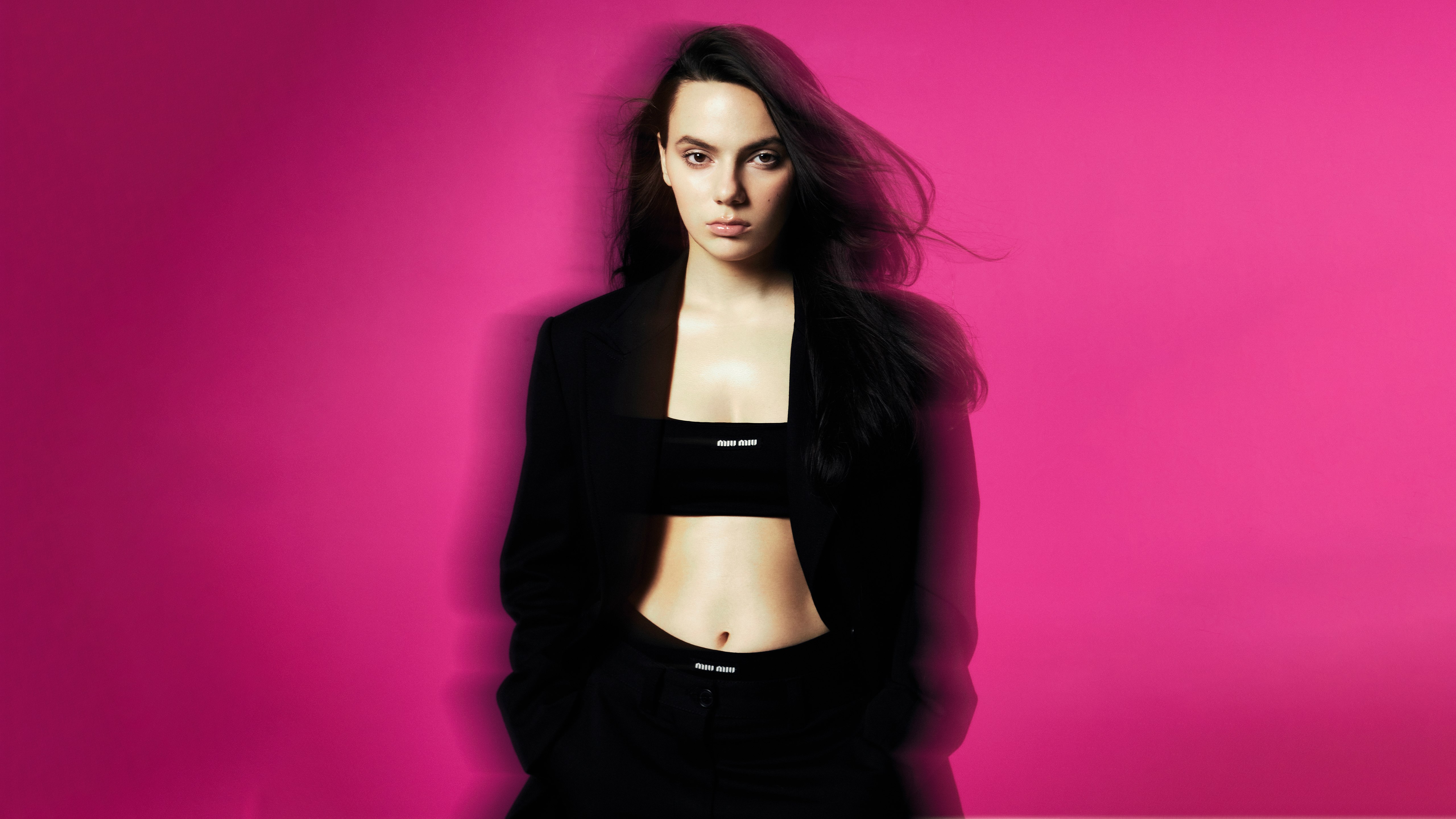 Dafne Keen, Fundo rosa, 5K