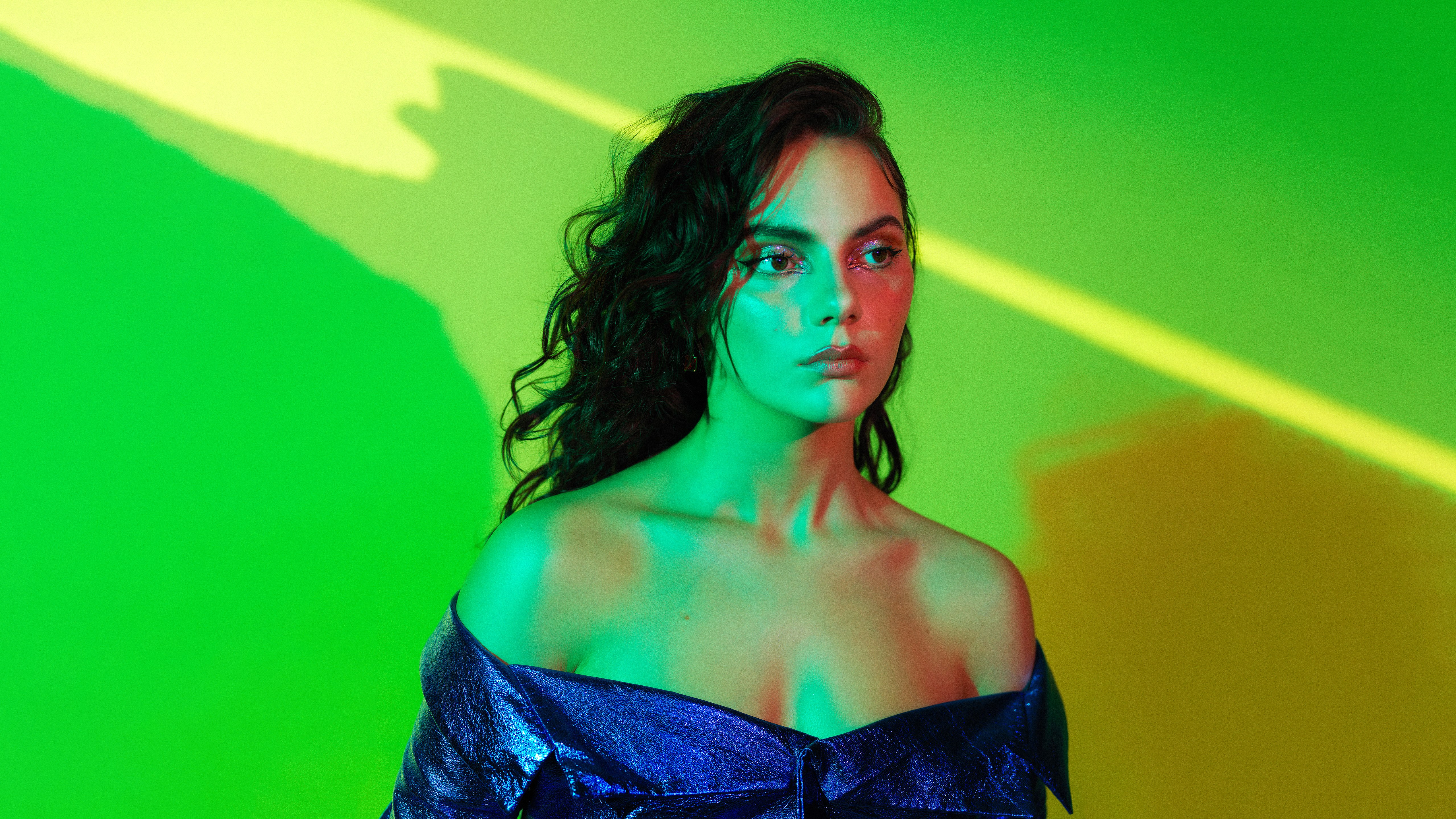 Dafne Keen, Fundo verde, 5K