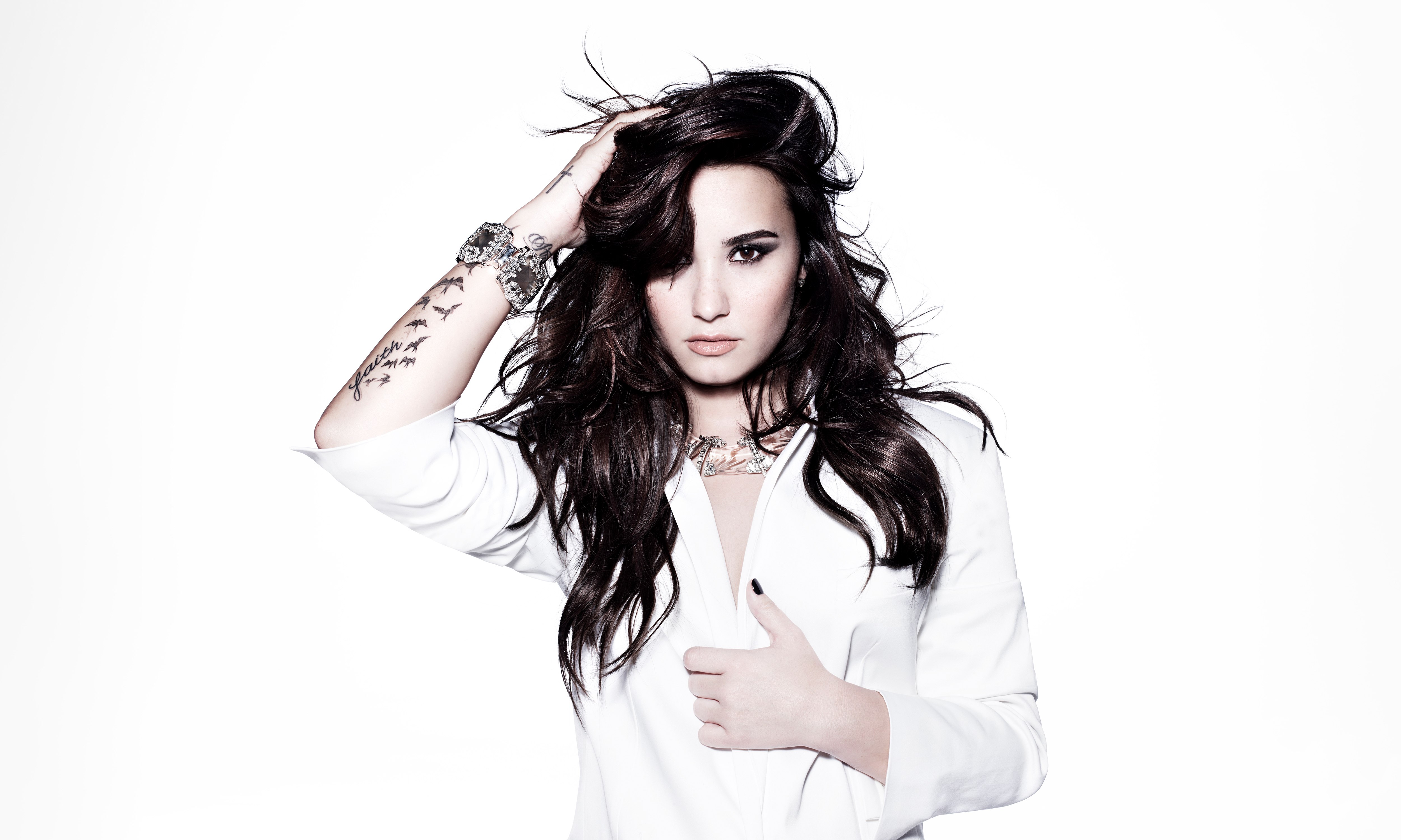 Demi Lovato, Fundo branco, 5K
