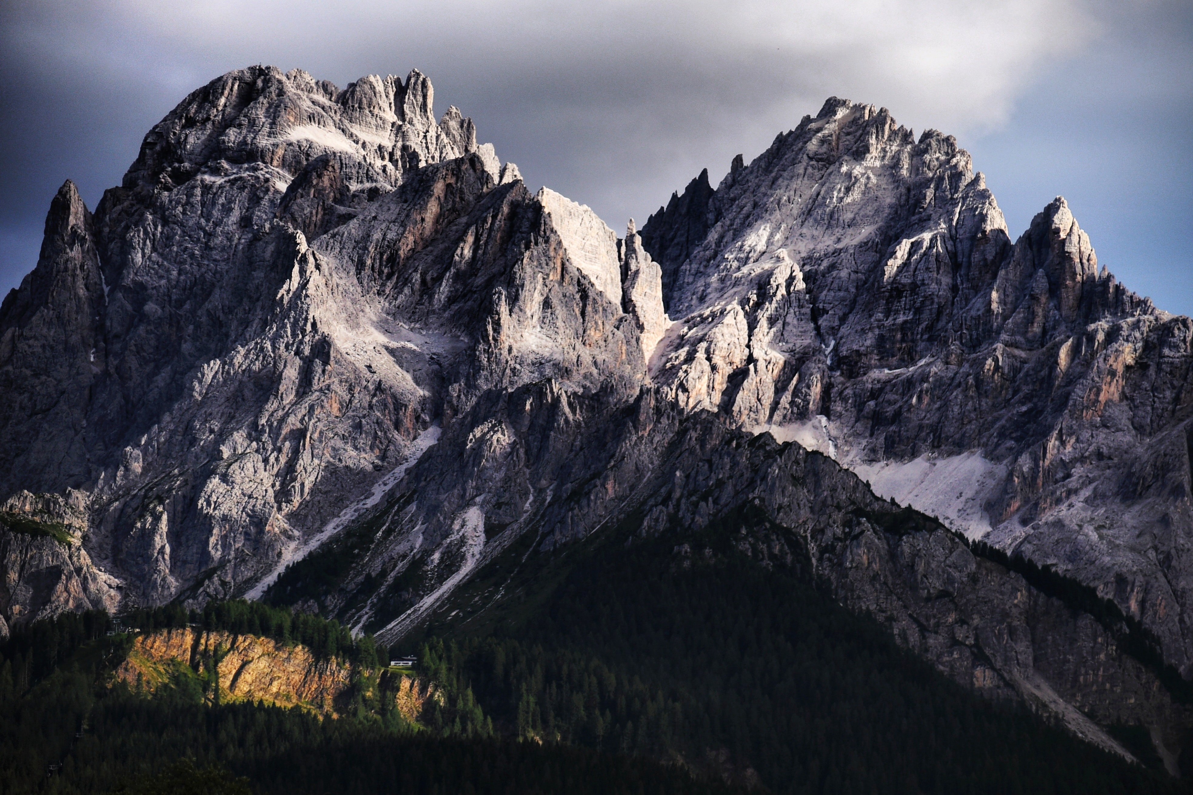 Dolomitas, Cadeia de montanhas, Itália, Coberta de neve, Geleira, Vista da montanha, Árvores verdes, Diurno, Paisagem