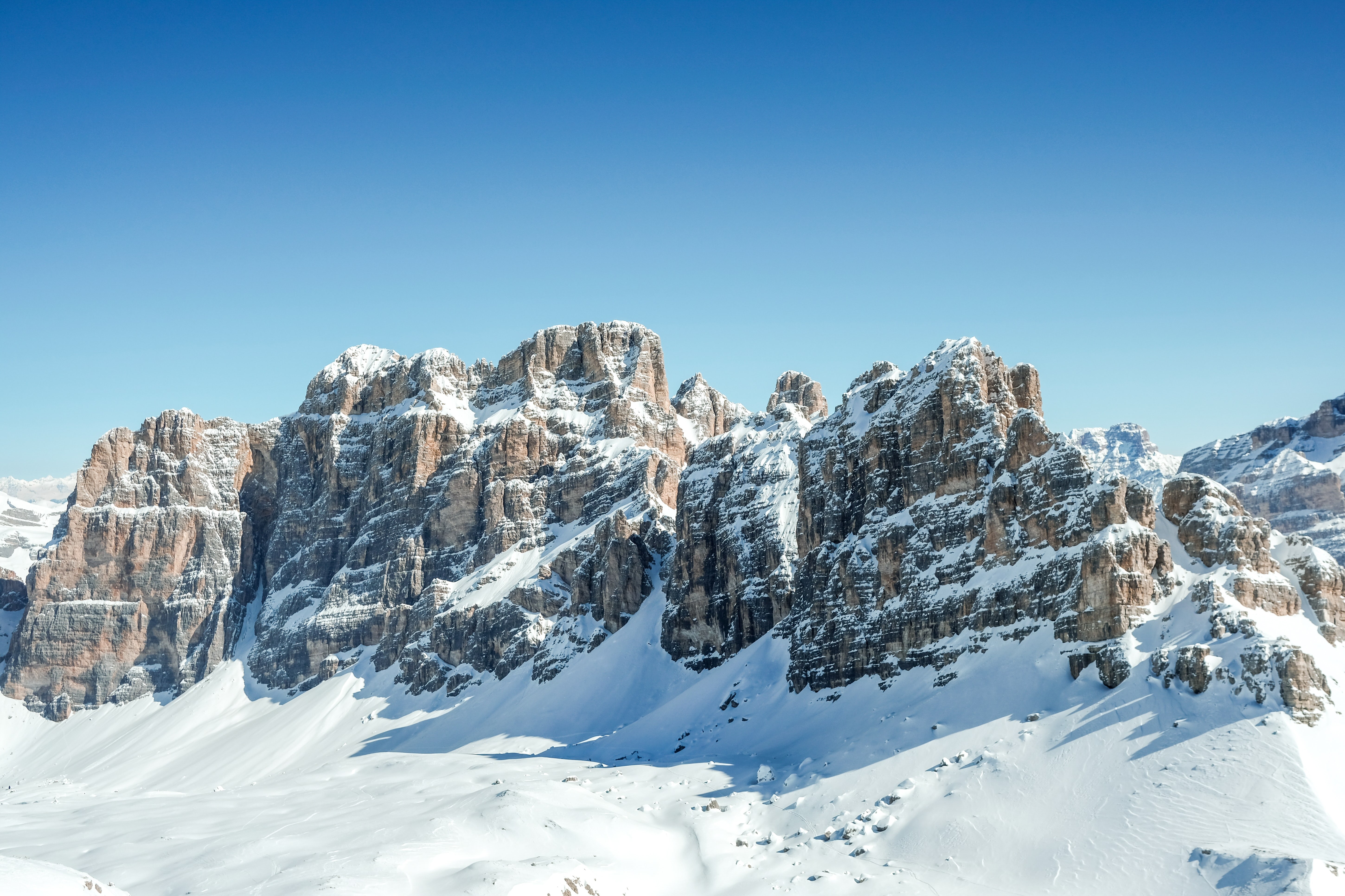 Dolomitas, Céu limpo, Cordilheira, Dia ensolarado, Inverno, Cobertas de neve, Montanhas, Itália, 5K