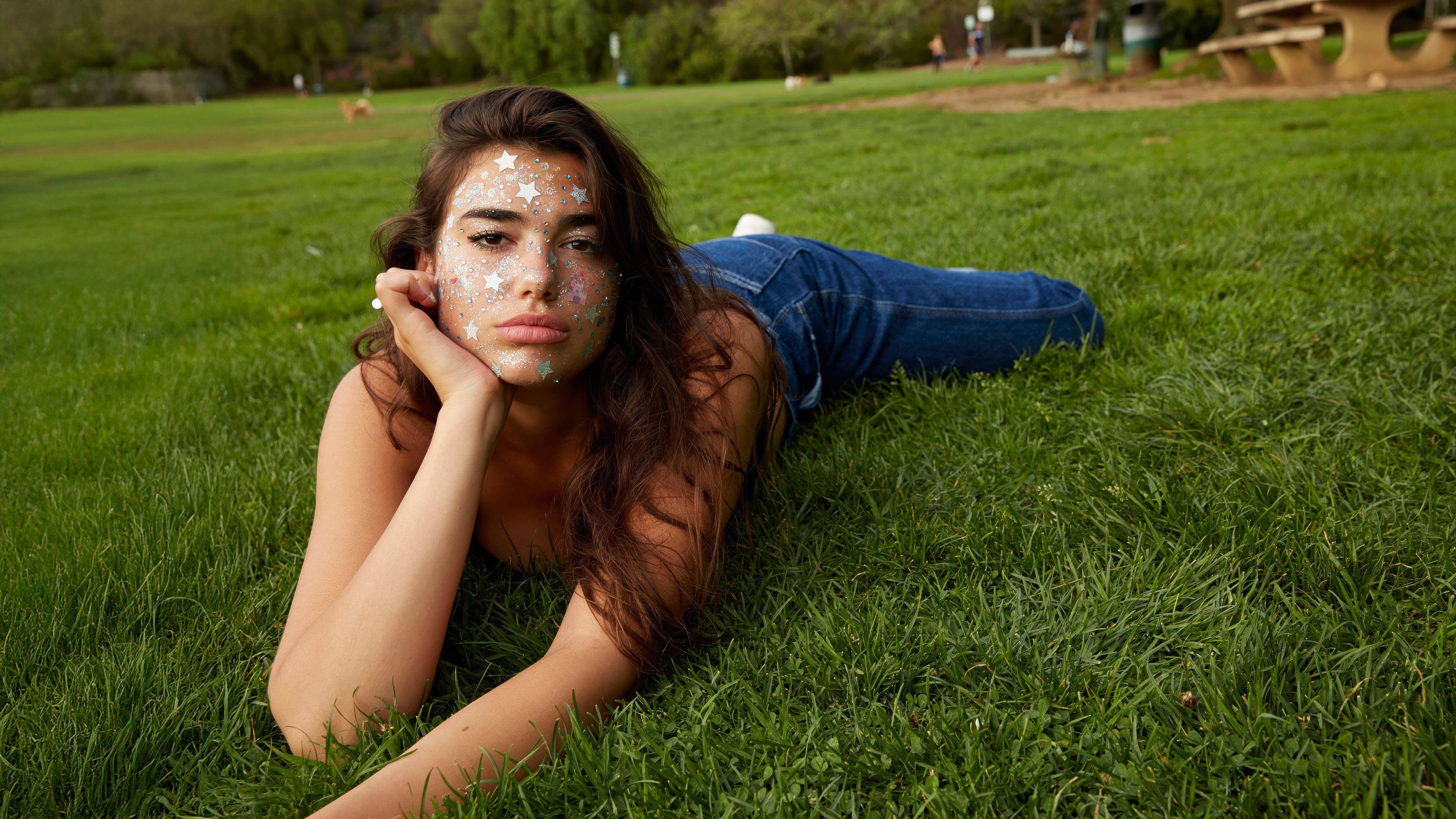 Dua Lipa, Ao ar livre, Cantora albanesa, 5K, Grama verde