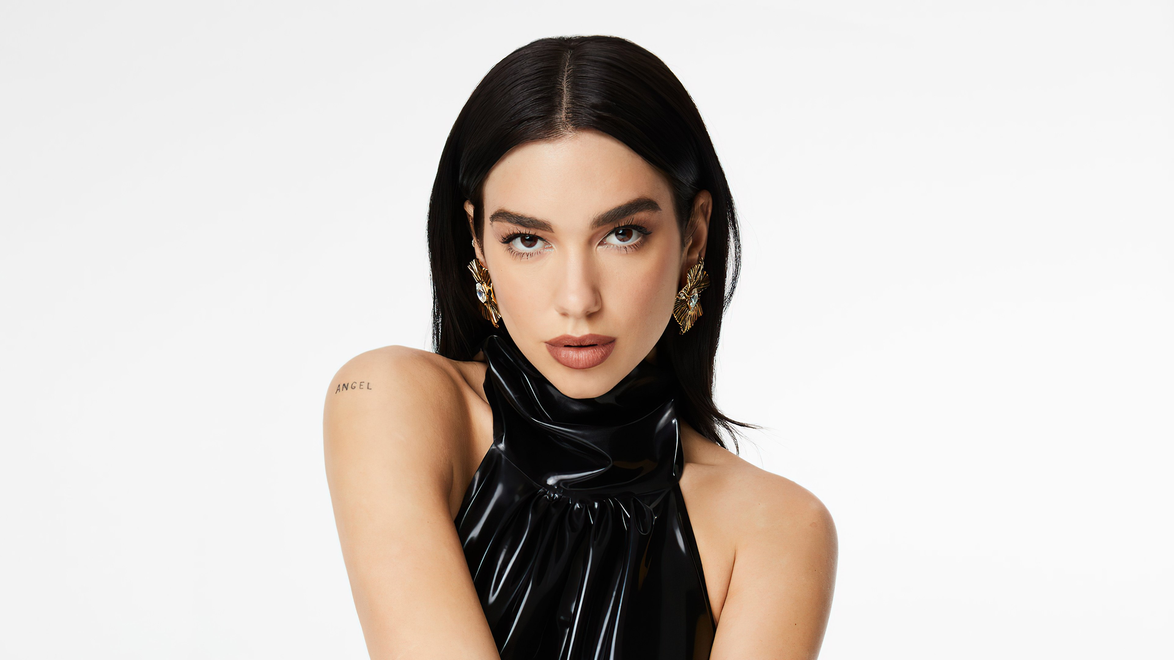 Dua Lipa, Cantora de disco pop, Fundo branco, Cantora albanesa
