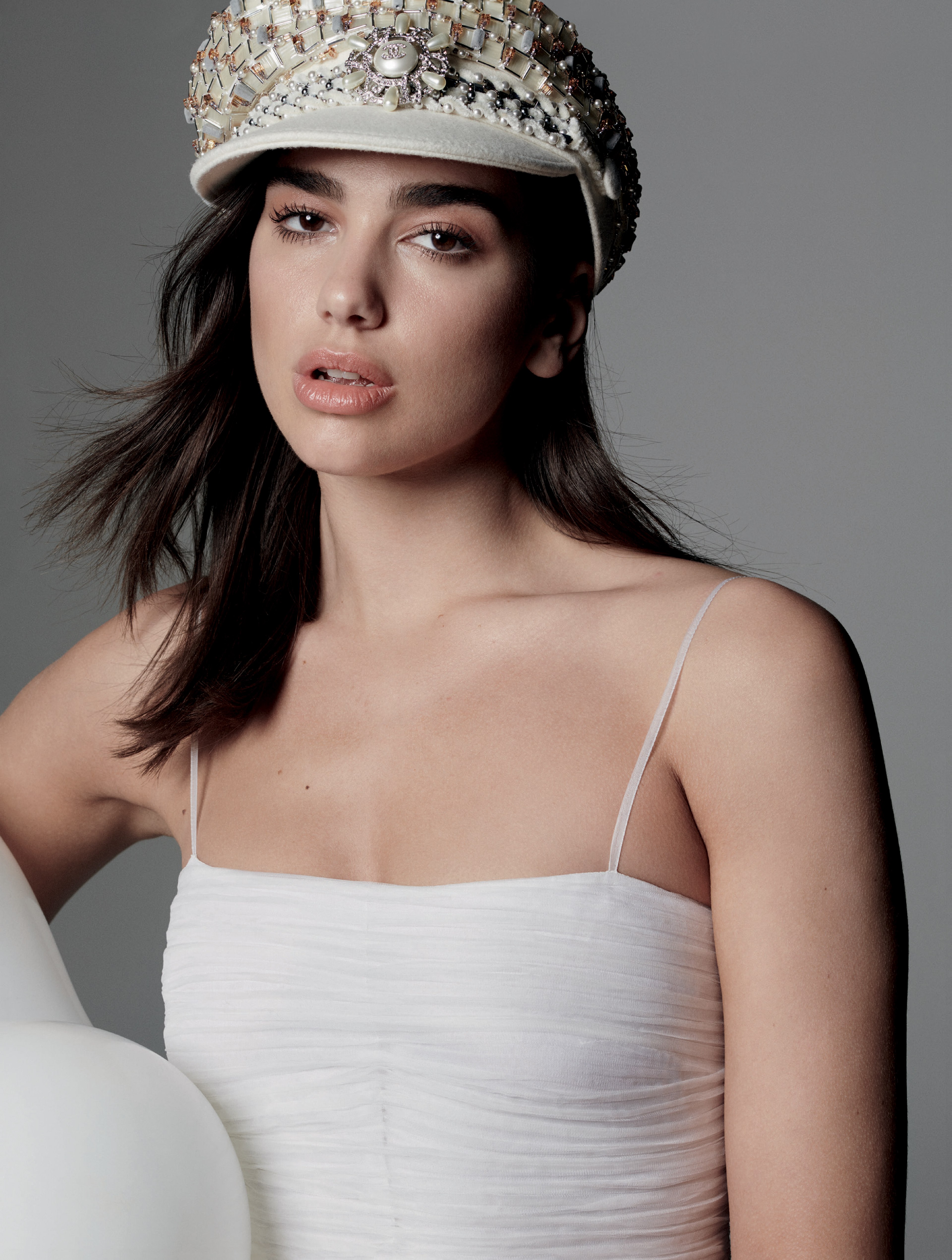 Dua Lipa, Cantora inglesa, Retrato