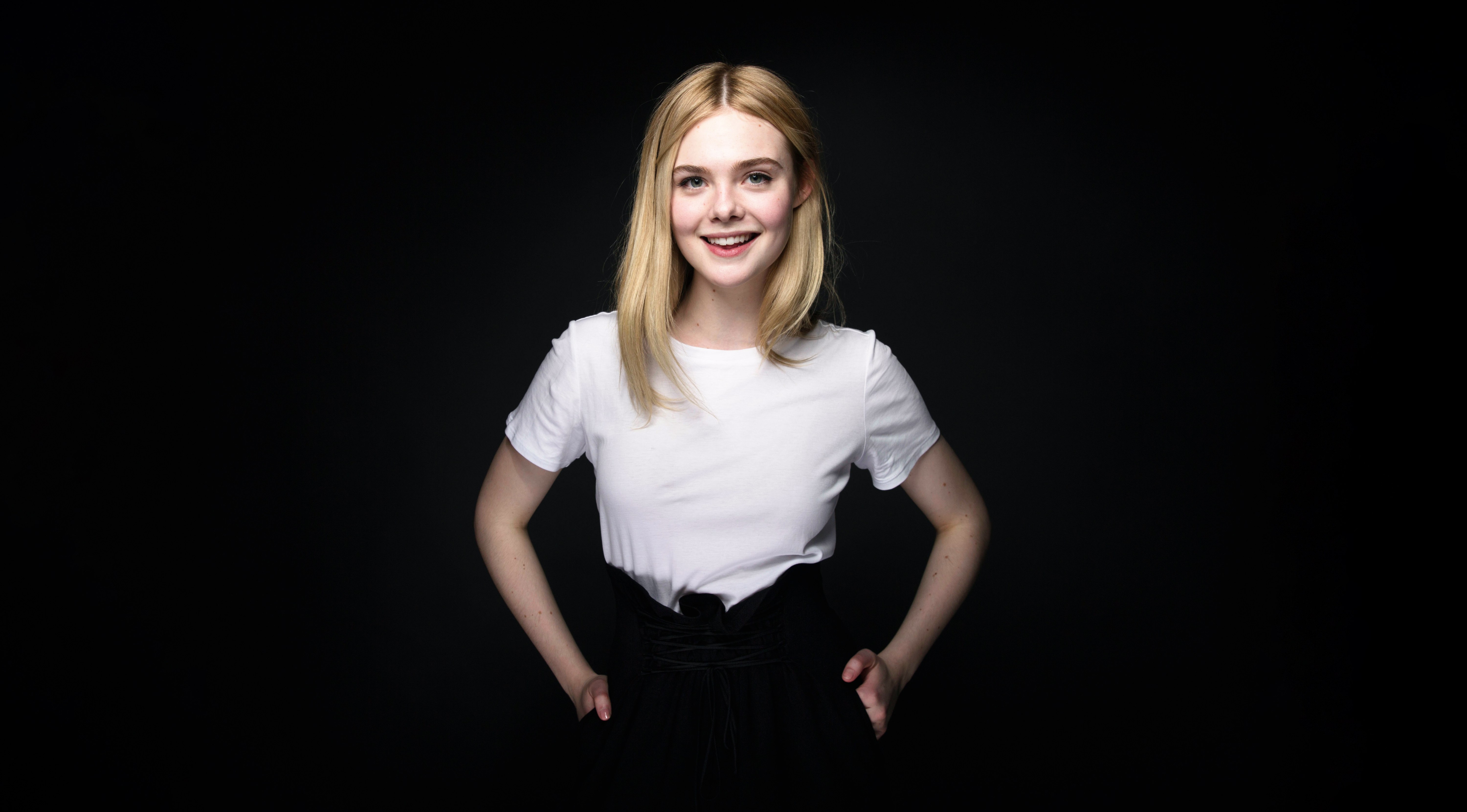 Elle Fanning, Fundo escuro, 5K, Sorrindo, Loira, Retrato