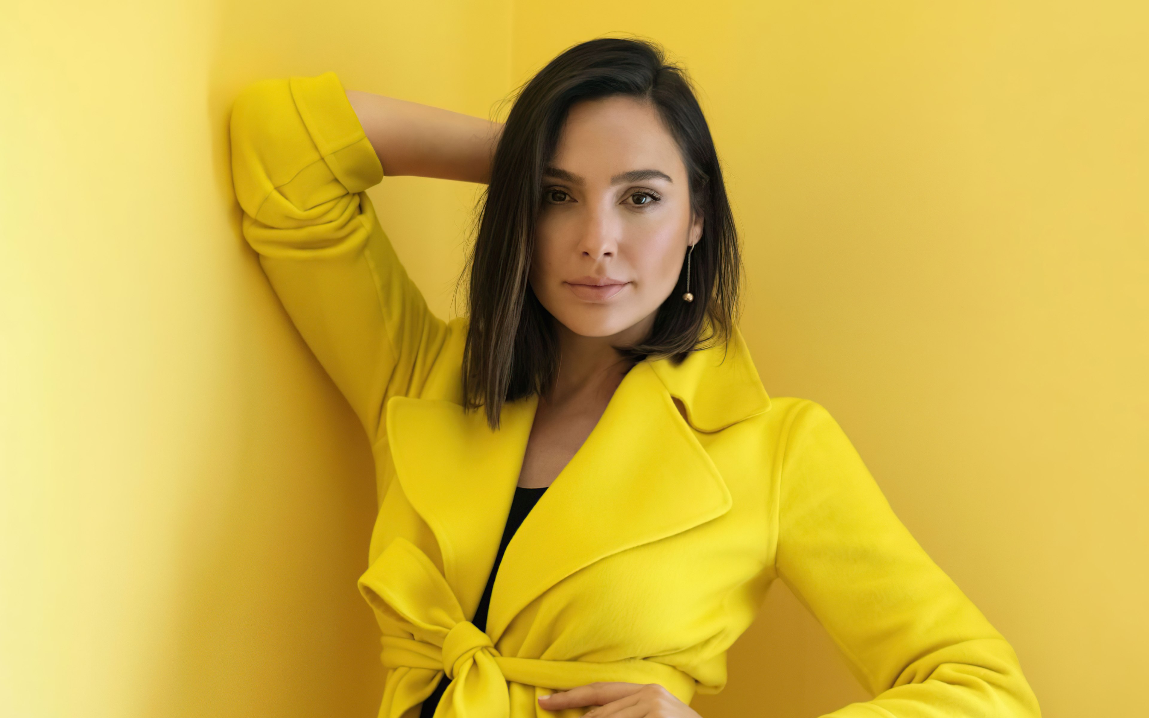 Gal Gadot, Atriz, Retrato, Fundo amarelo, 2021