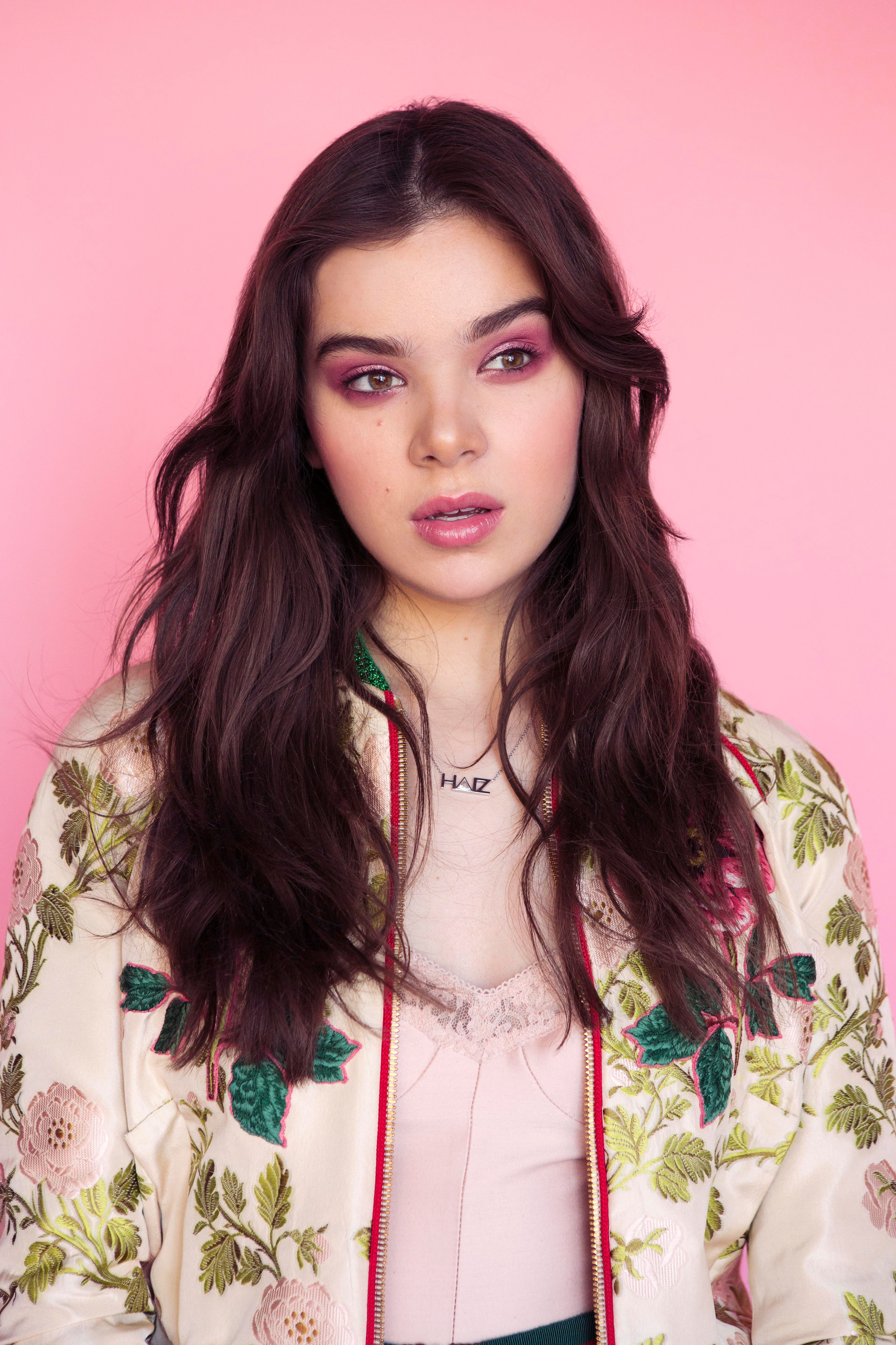 Hailee Steinfeld, Rosa pastel, Retrato