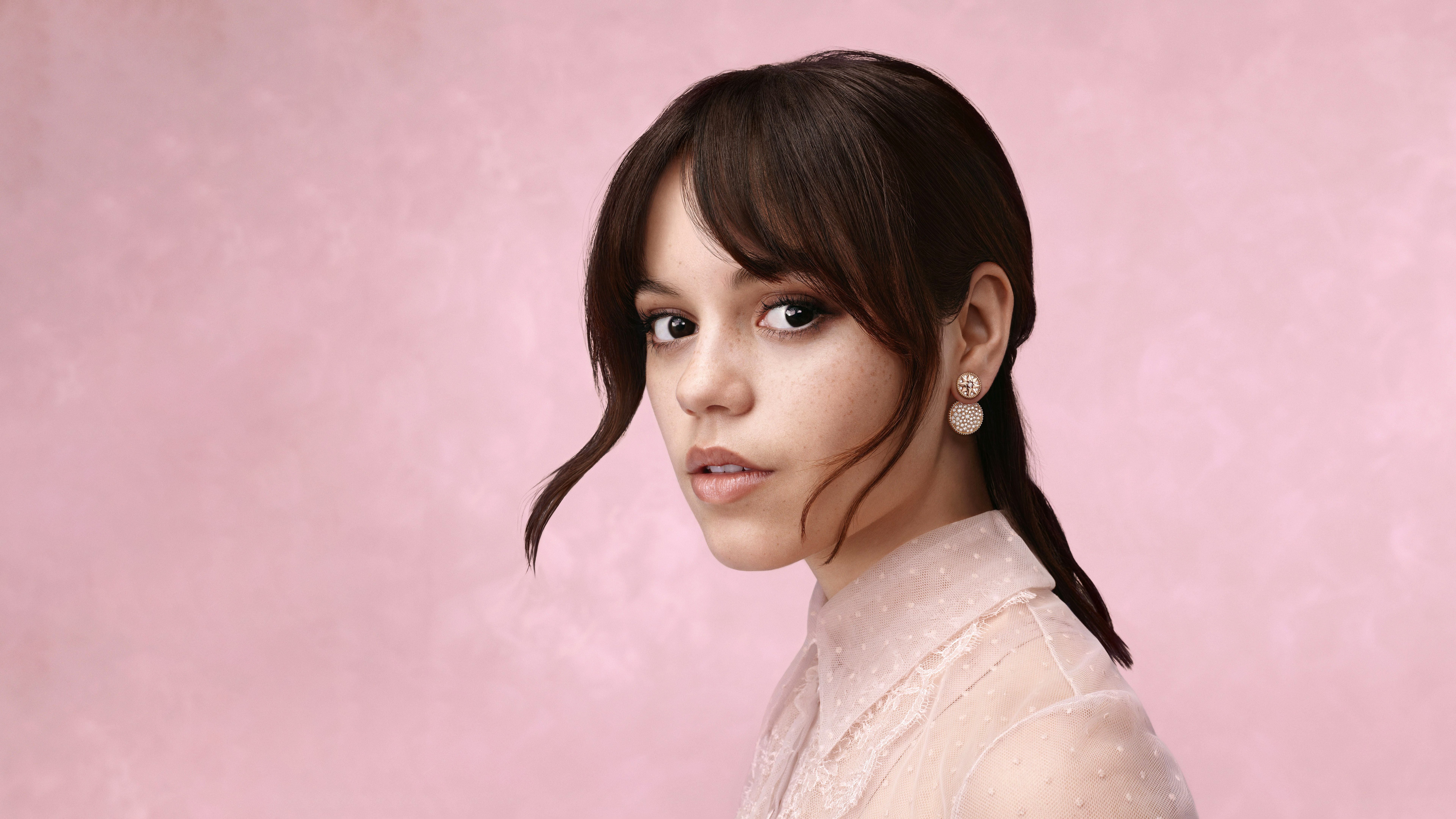 Jenna Ortega, 2023, Fundo rosa, 5K, 8K
