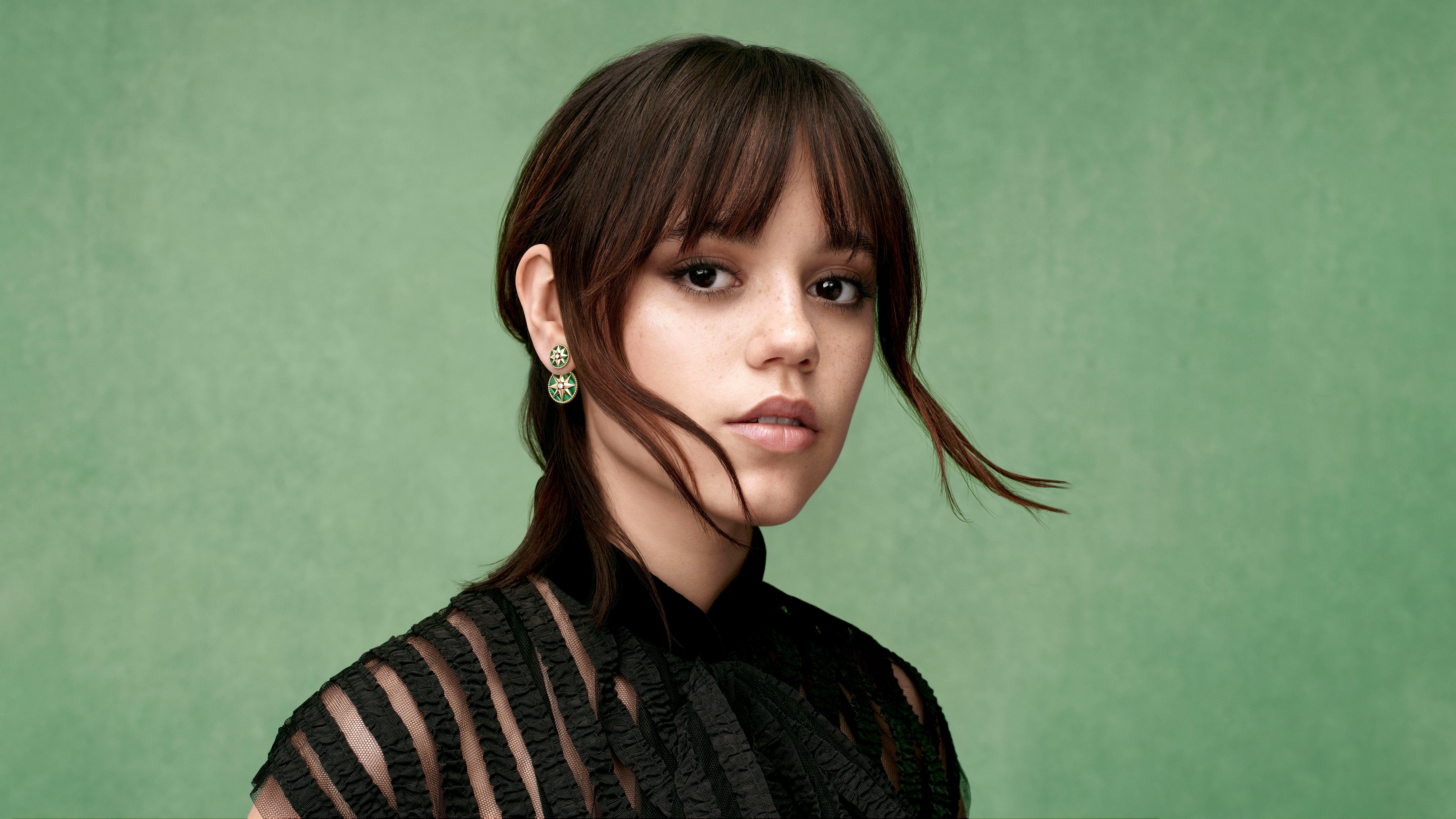 Jenna Ortega, Fundo verde, 8K, 5K