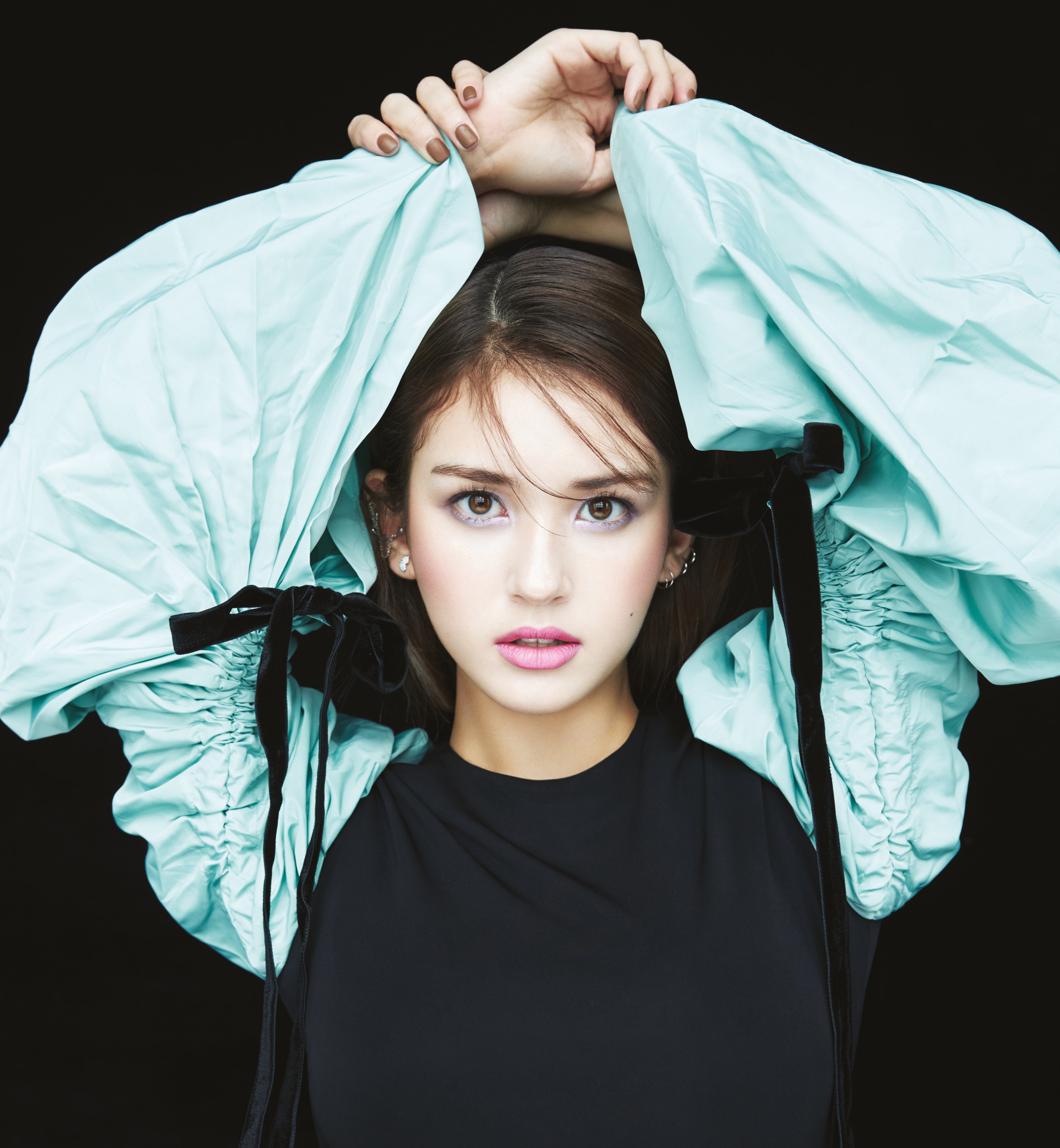 Jeon Somi, Retrato, Fundo escuro