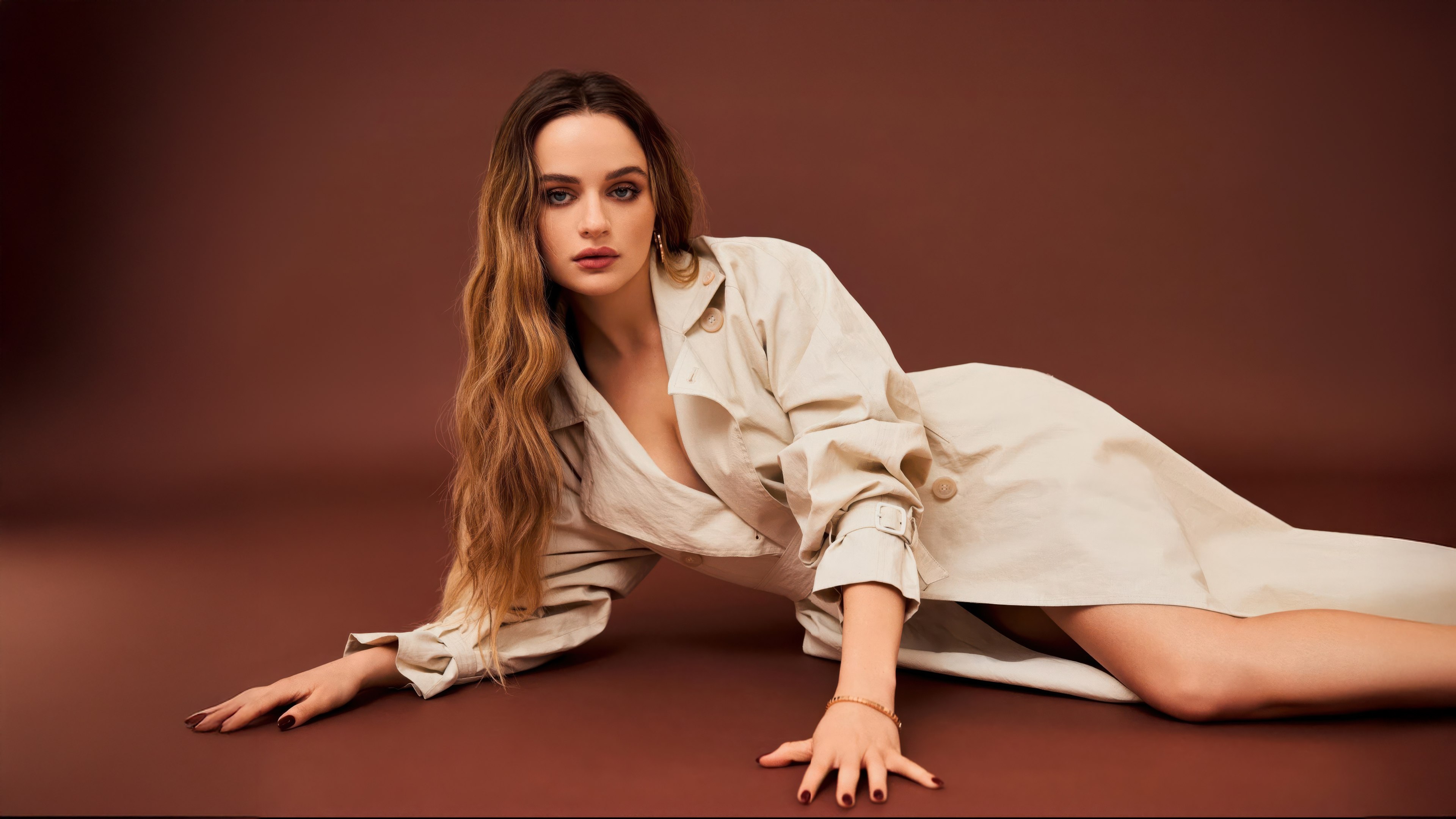 Joey King, Glamorosa, Sessão de fotos, 2025, Fundo marrom