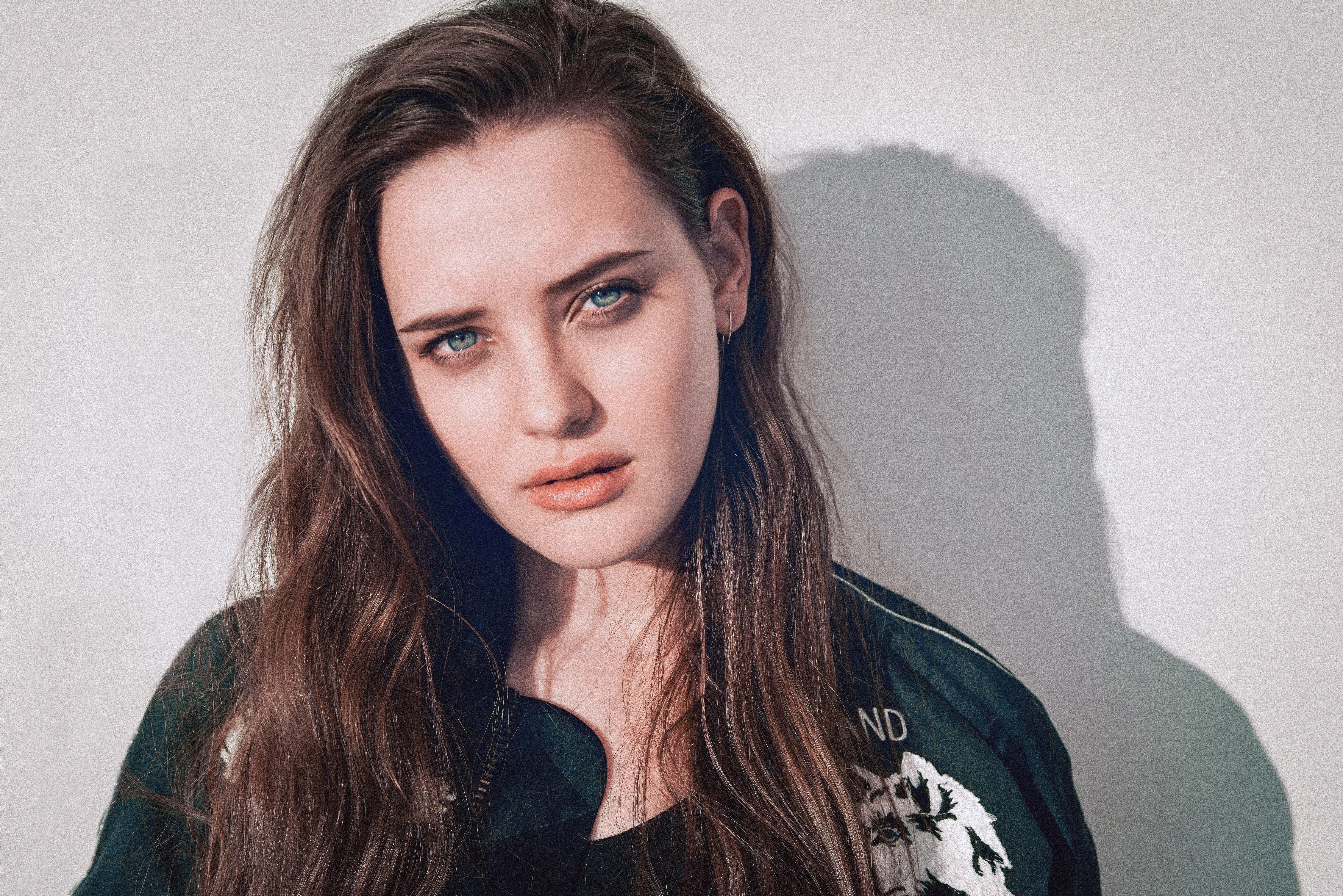 Katherine Langford, 8K, Atriz australiana, Fundo branco, 5K