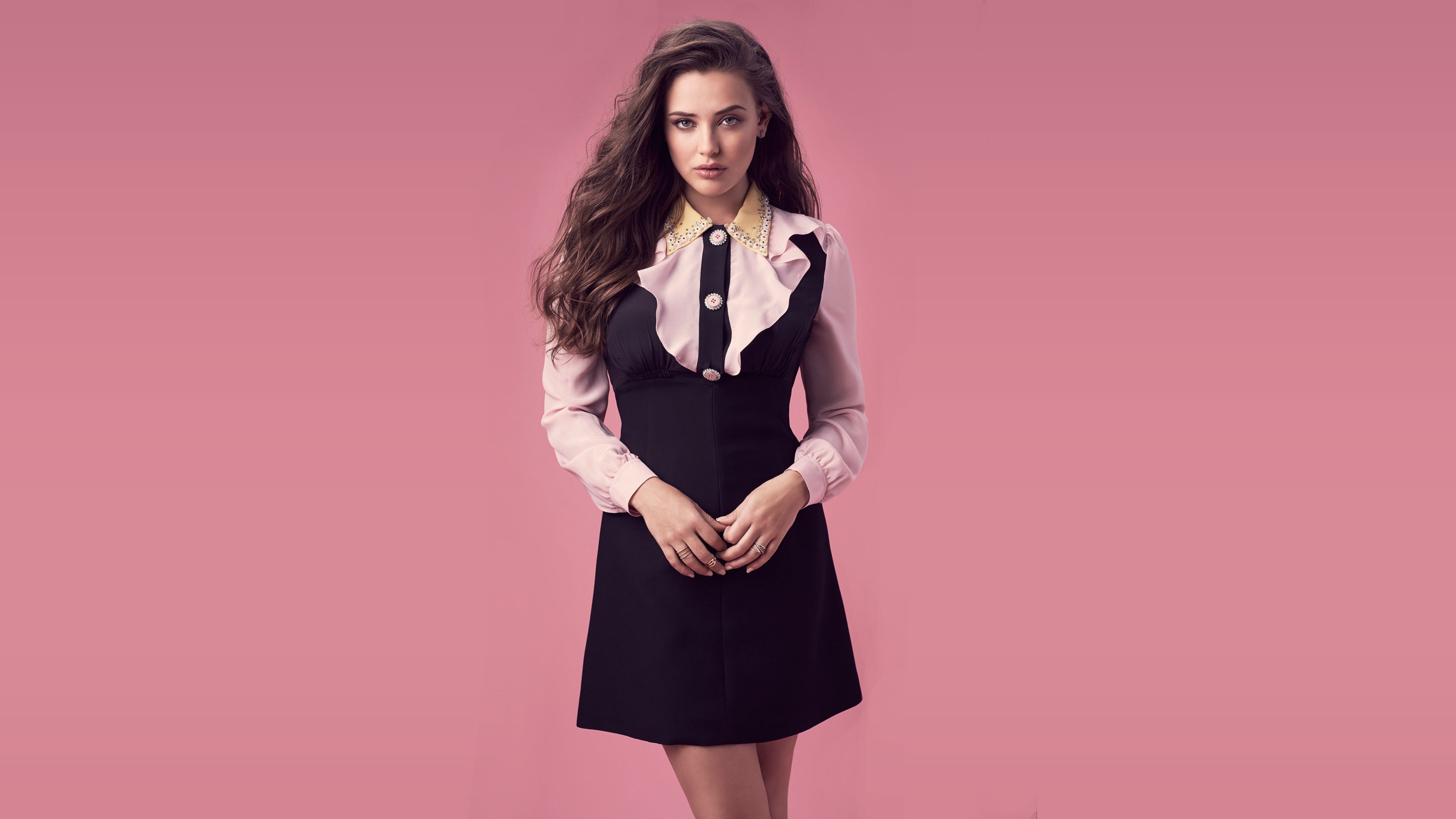 Katherine Langford, Ensaio fotográfico, Linda atriz, Fundo rosa, Fundo pastel, Rosa pastel