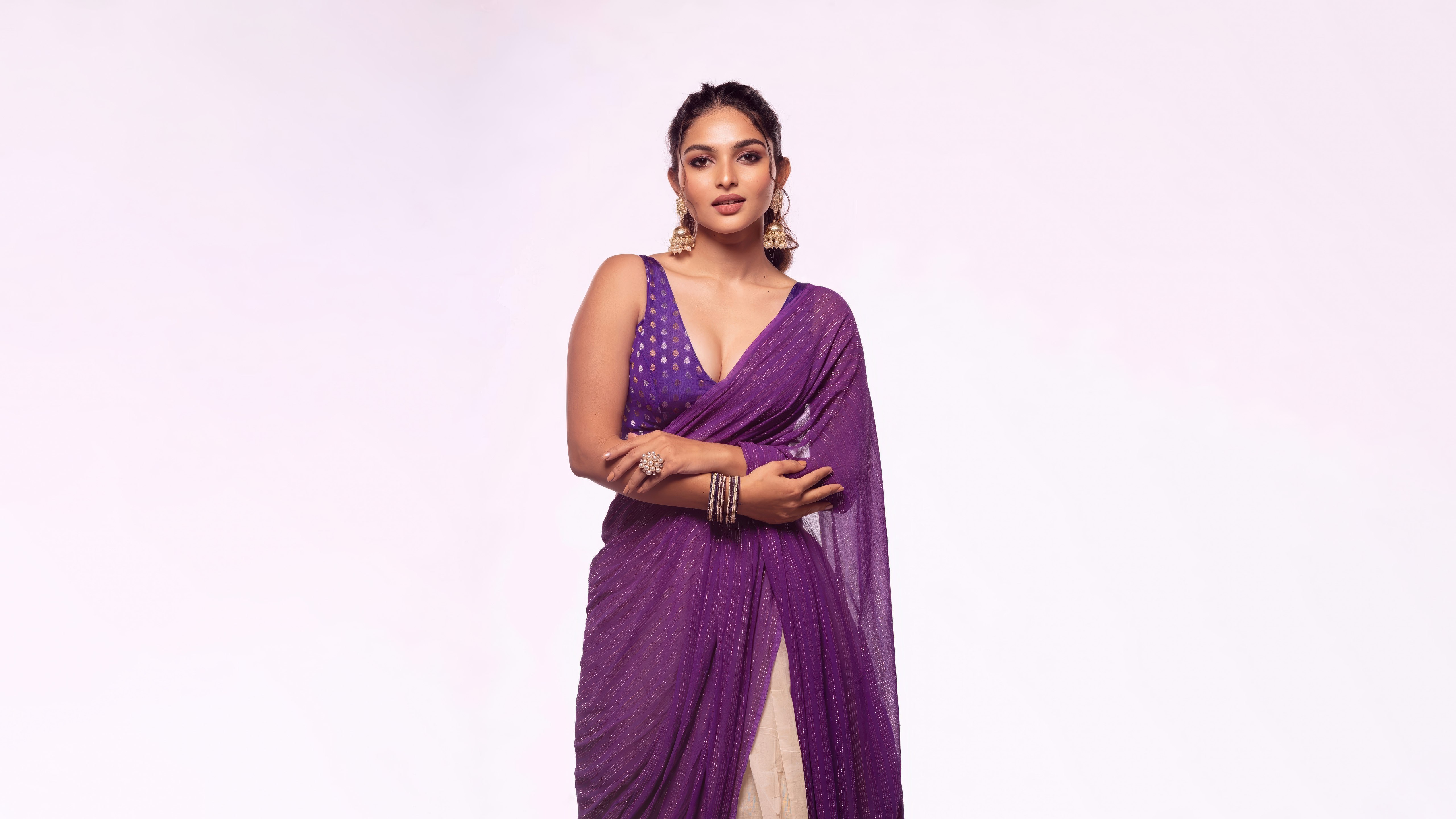 Kayadu Lohar, Saree roxo, Atriz indiana, Roxo, Fundo branco, 5K, Tradicional