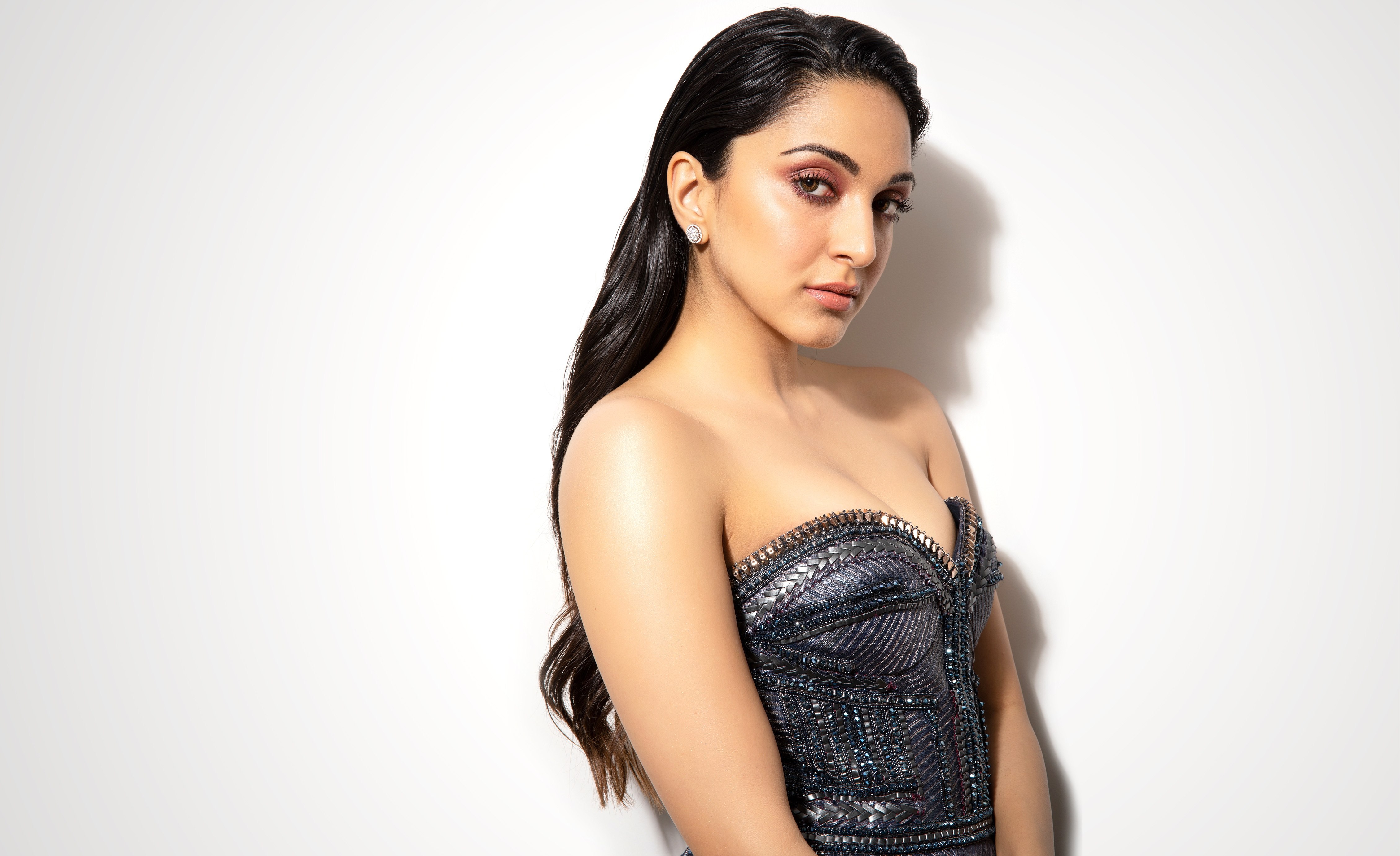 Kiara Advani, Fundo branco, Atriz indiana, Atriz de Bollywood, 5K