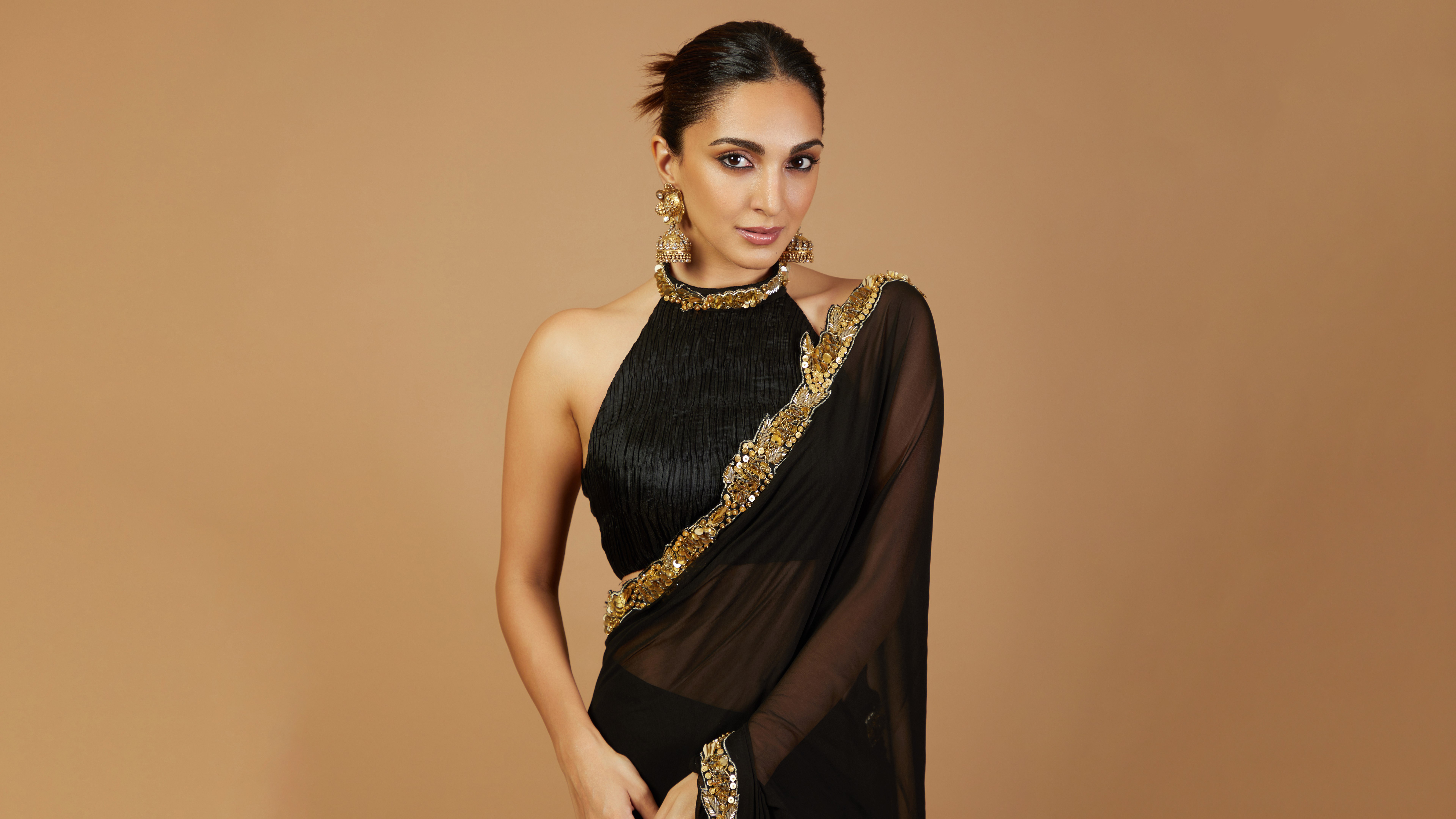 Kiara Advani, Sari, Bege, Fundo marrom, 5K, 8K, Atriz indiana