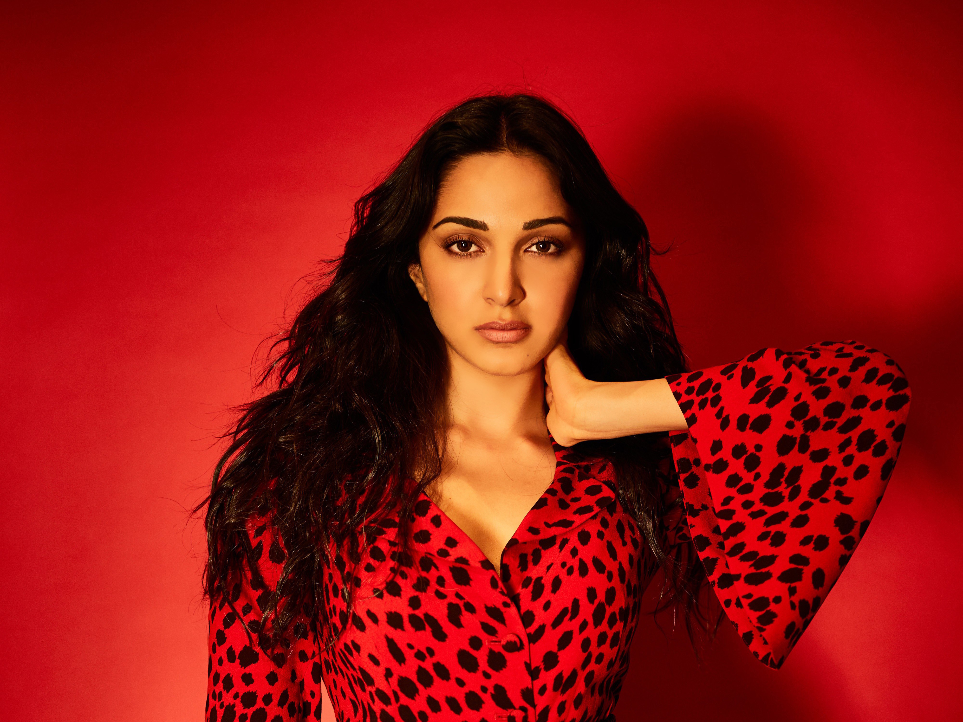 Kiara Advani, Vermelho, Atriz indiana, Atriz de Bollywood, Fundo vermelho, Retrato