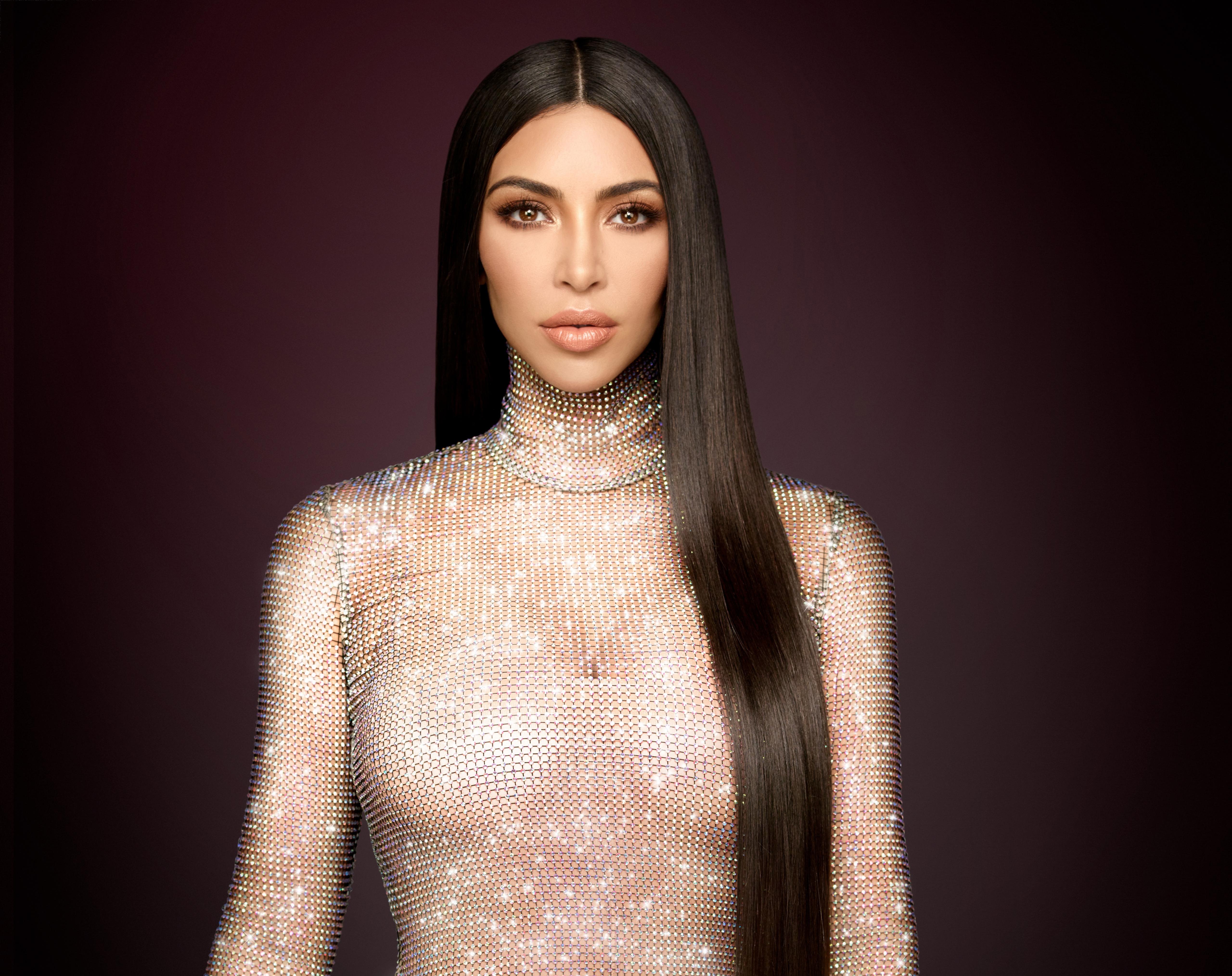 Kim Kardashian, Glitter, Fundo marrom, 5K