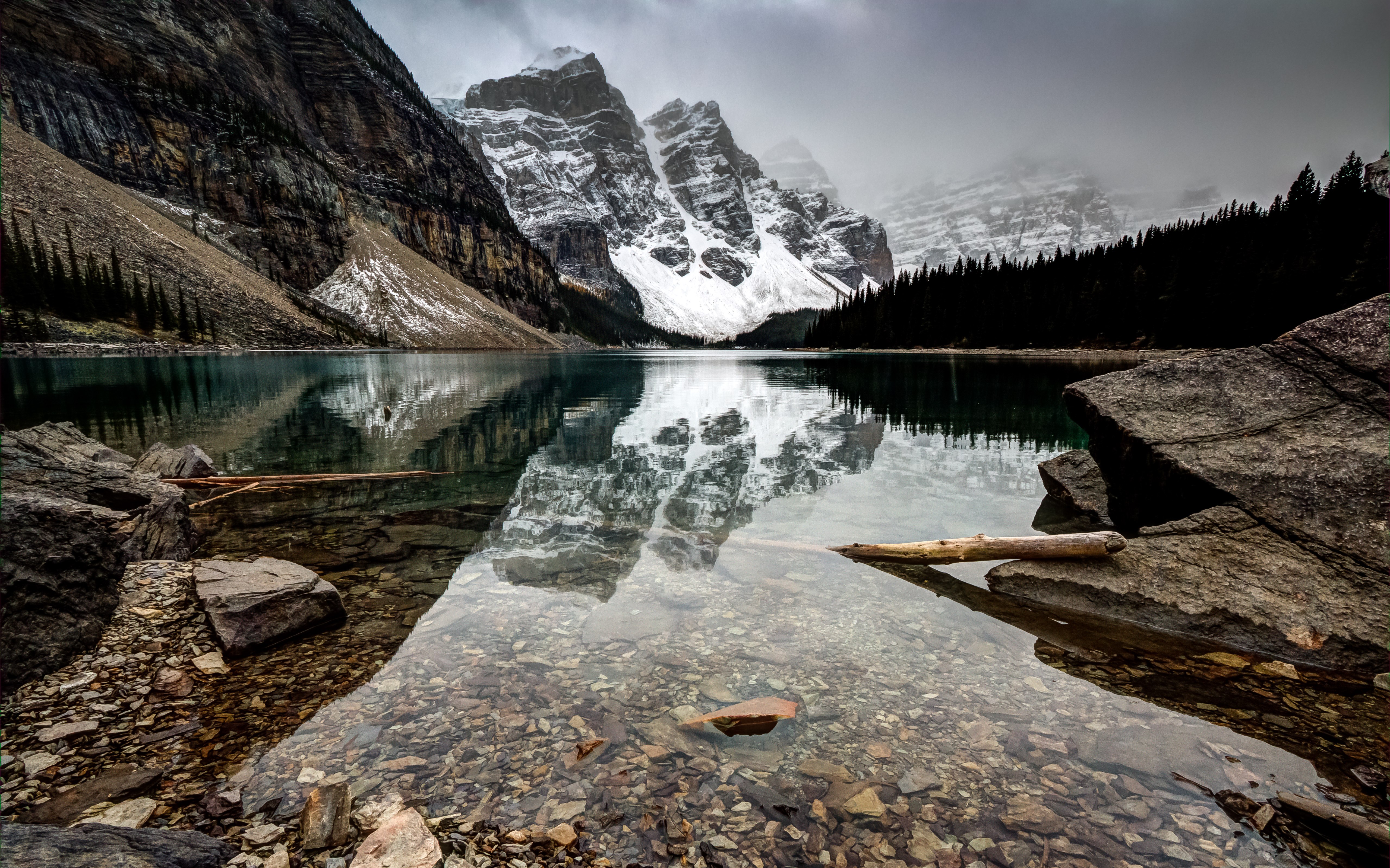 Lago Moraine, Água cristalina, Paisagem, Canadá, Reflexo, Coberto de neve, Montanhas com geleiras, Enevoado, Rochas, Lago espelhado, 5K