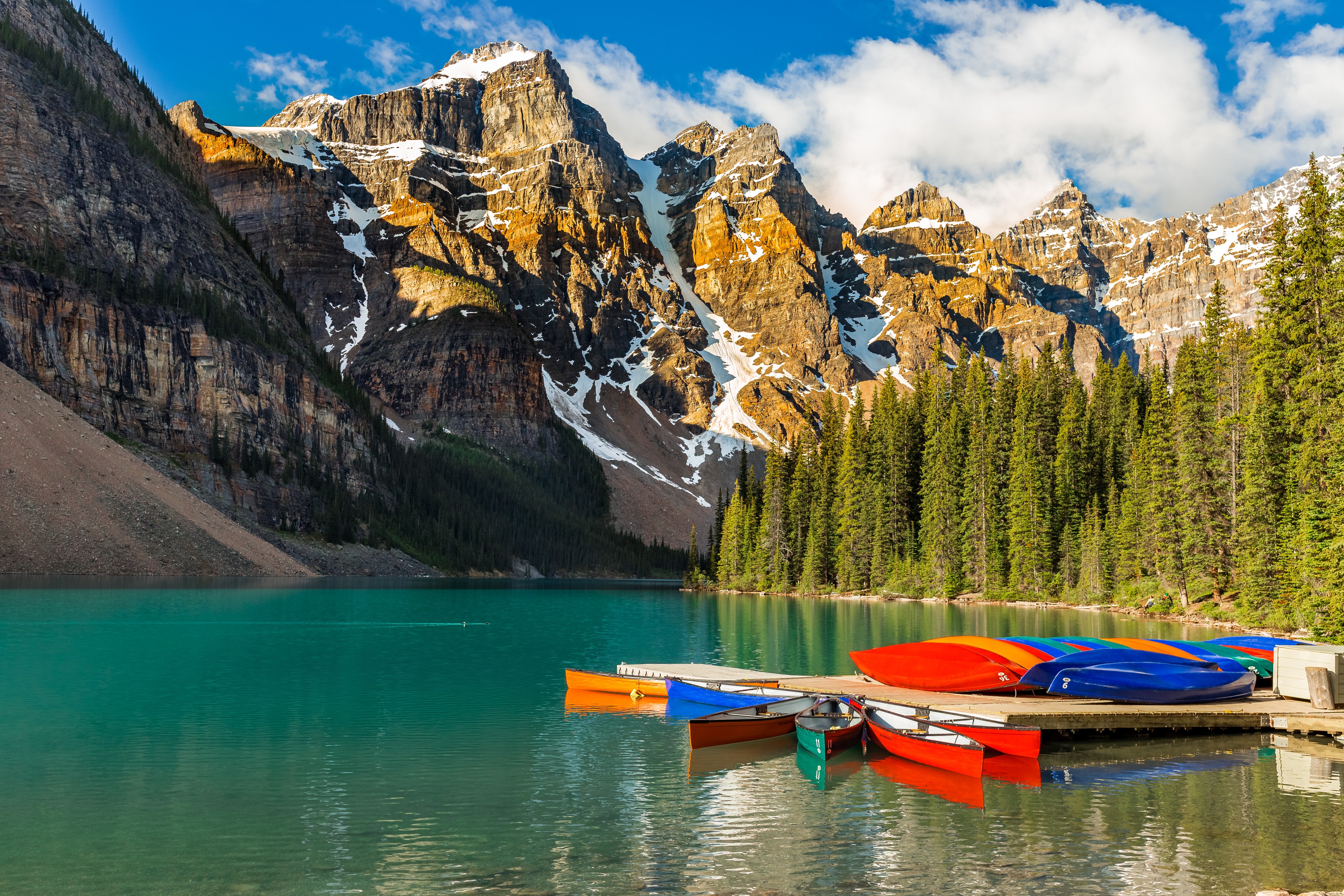 Lago Moraine, Barcos caiaque, Multicolorido, Cordilheira, Coberto de neve, Dia, Céu nublado, Paisagem, Cenário, Bonito, Árvores verdes, 5K