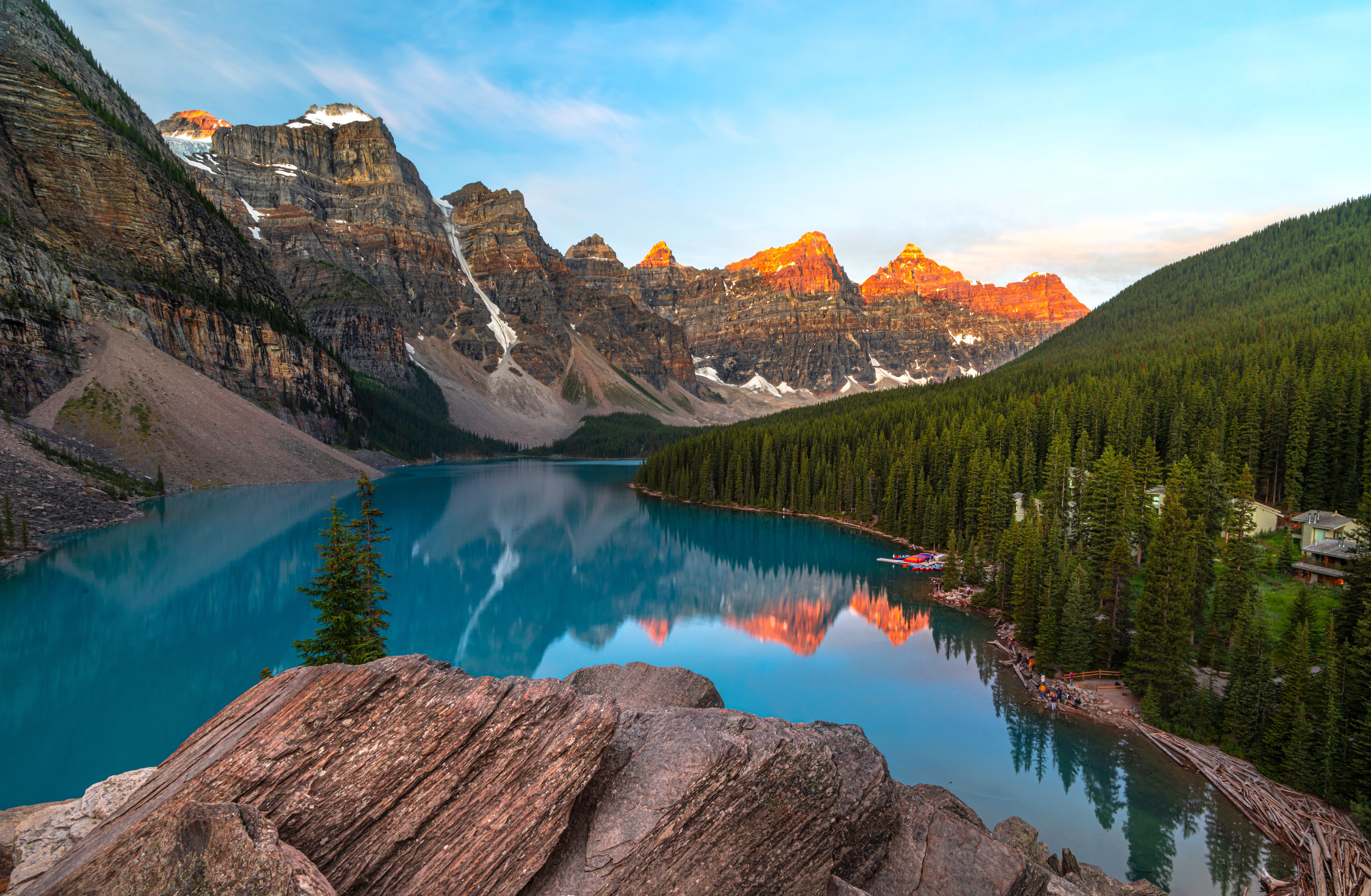 Lago Moraine, Vale dos Dez Picos, Nascer do sol, Alpenglühen, Árvores alpinas, Reflexo, Paisagem, Cenário, Cadeia de montanhas, Céu azul, Céu limpo, 5K
