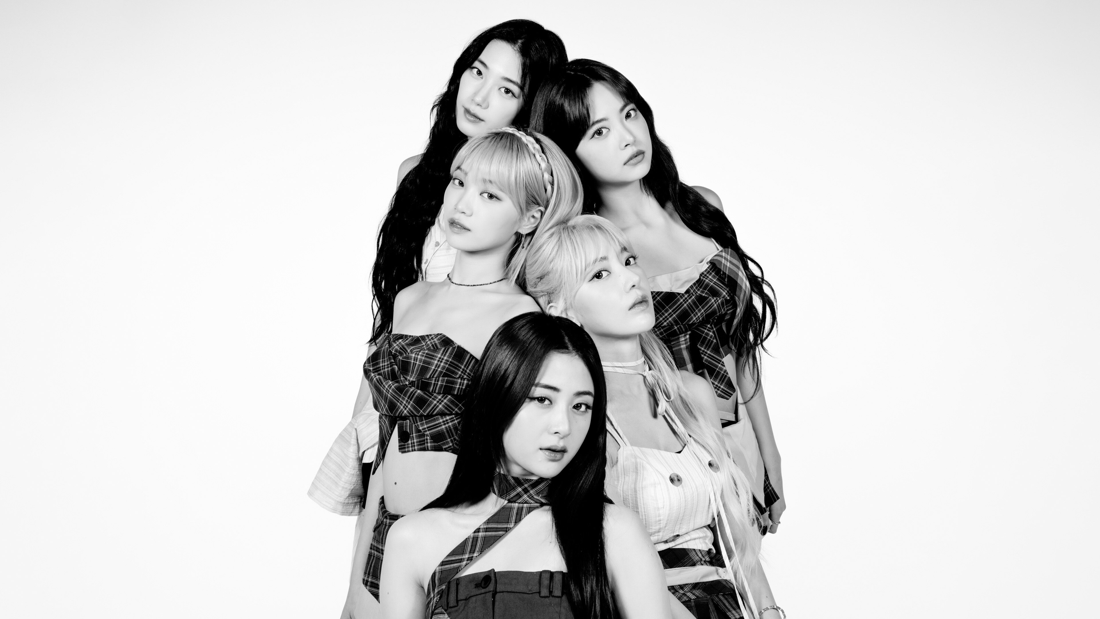 Le Sserafim, 2024, Monocromático, Sakura Miyawaki, Kim Chaewon, Huh Yunjin, Hong Eunchae, Kazuha, Fundo branco