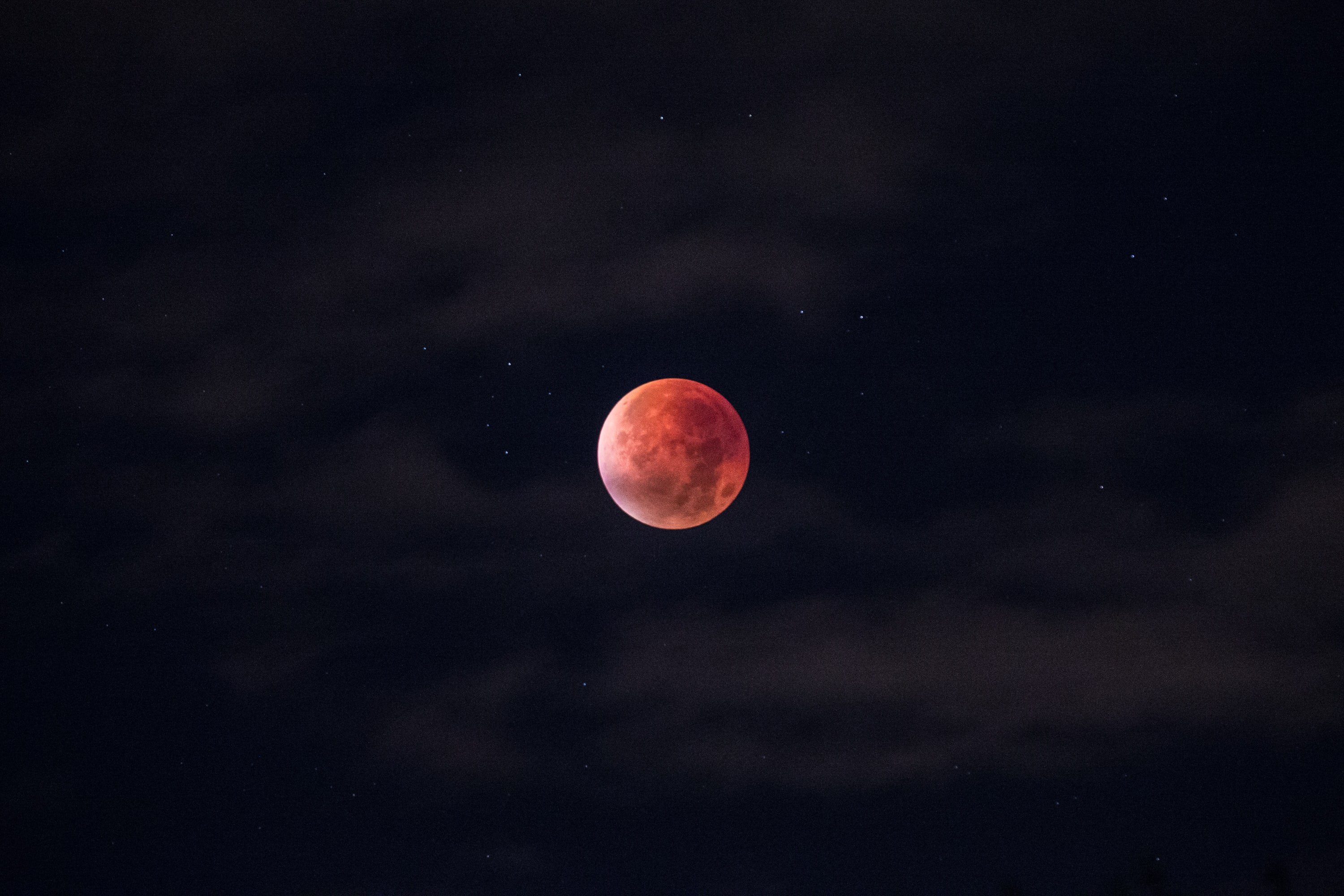 Lua de sangue, Eclipse lunar total, Fundo preto, Noite, Vista do céu, Estrelas, Céu escuro, Espaço sideral, Astronomia, Ao ar livre, Bela