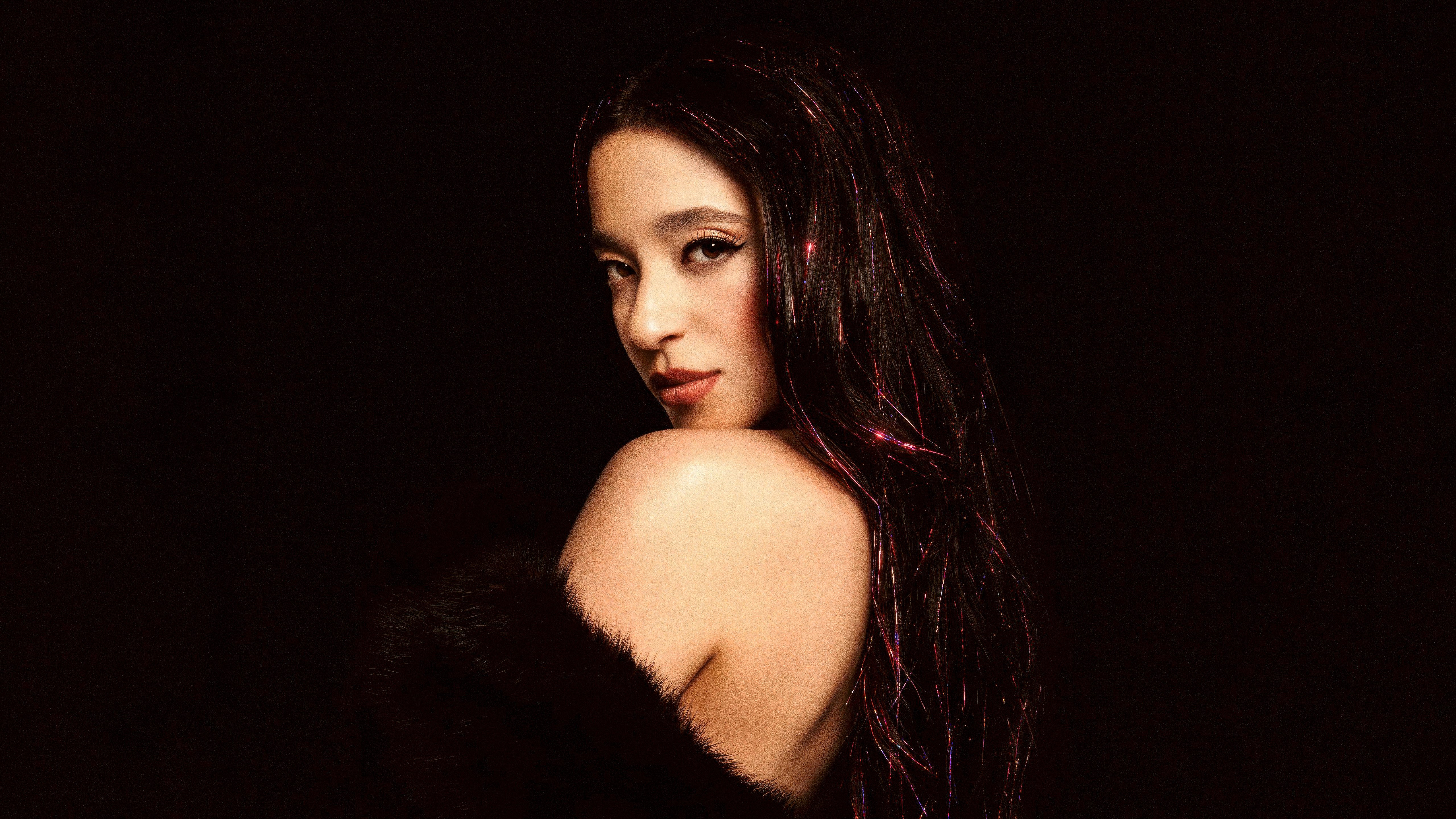 Mikey Madison, Anora, Filmes de 2025, Fundo escuro
