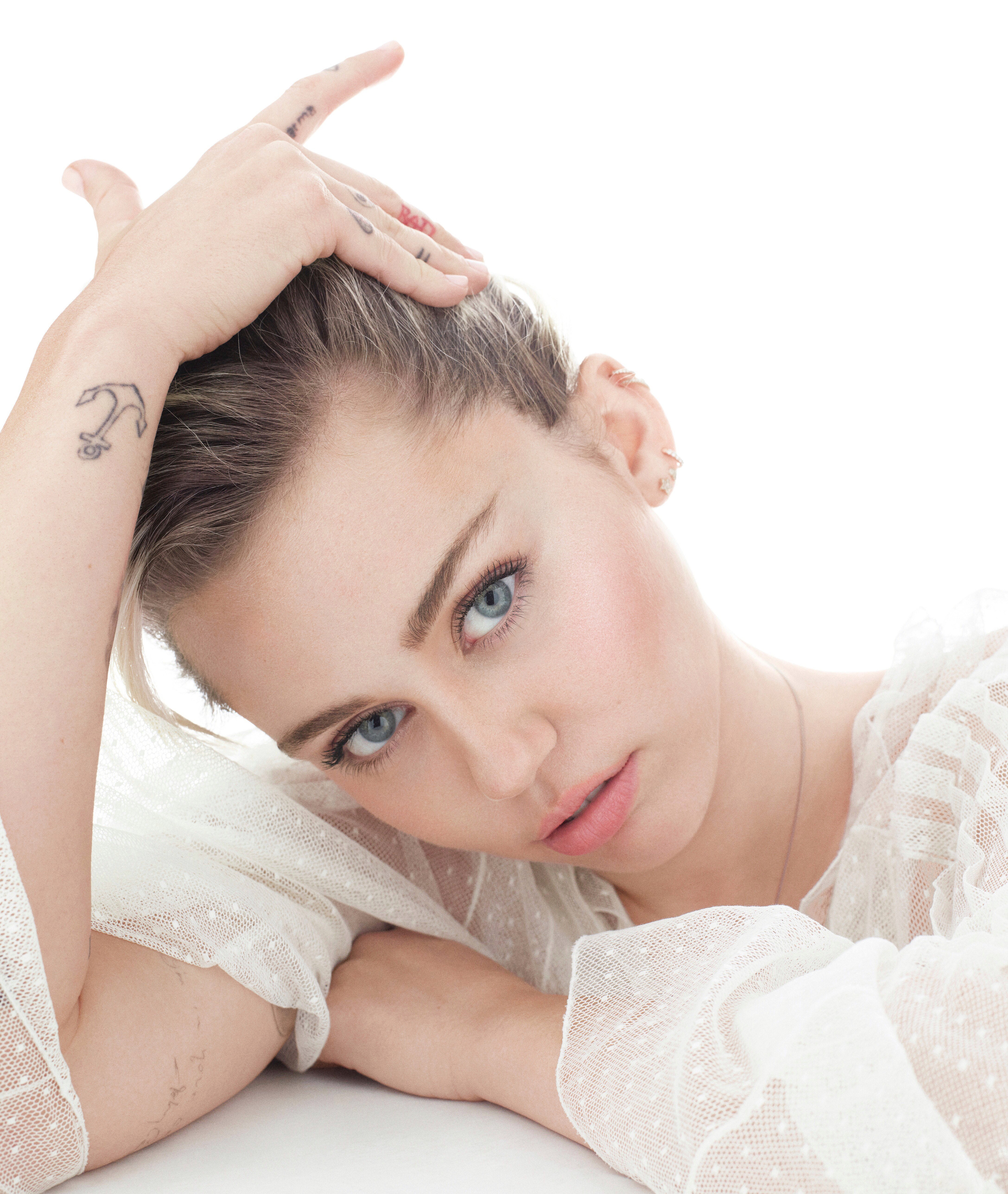 Miley Cyrus, Cantora, Fundo branco