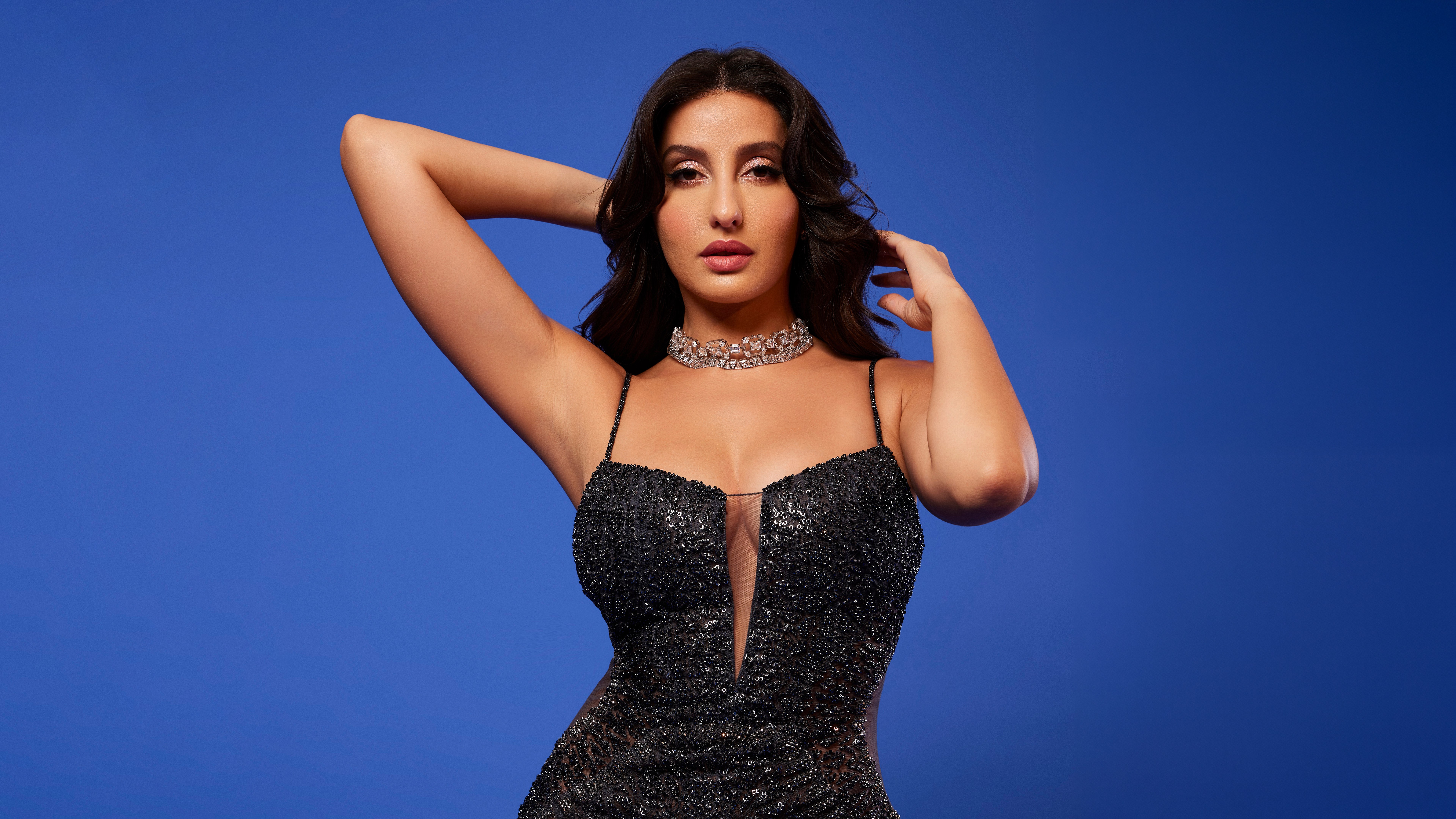 Nora Fatehi, 8K, Atriz indiana, Fundo azul, 5K
