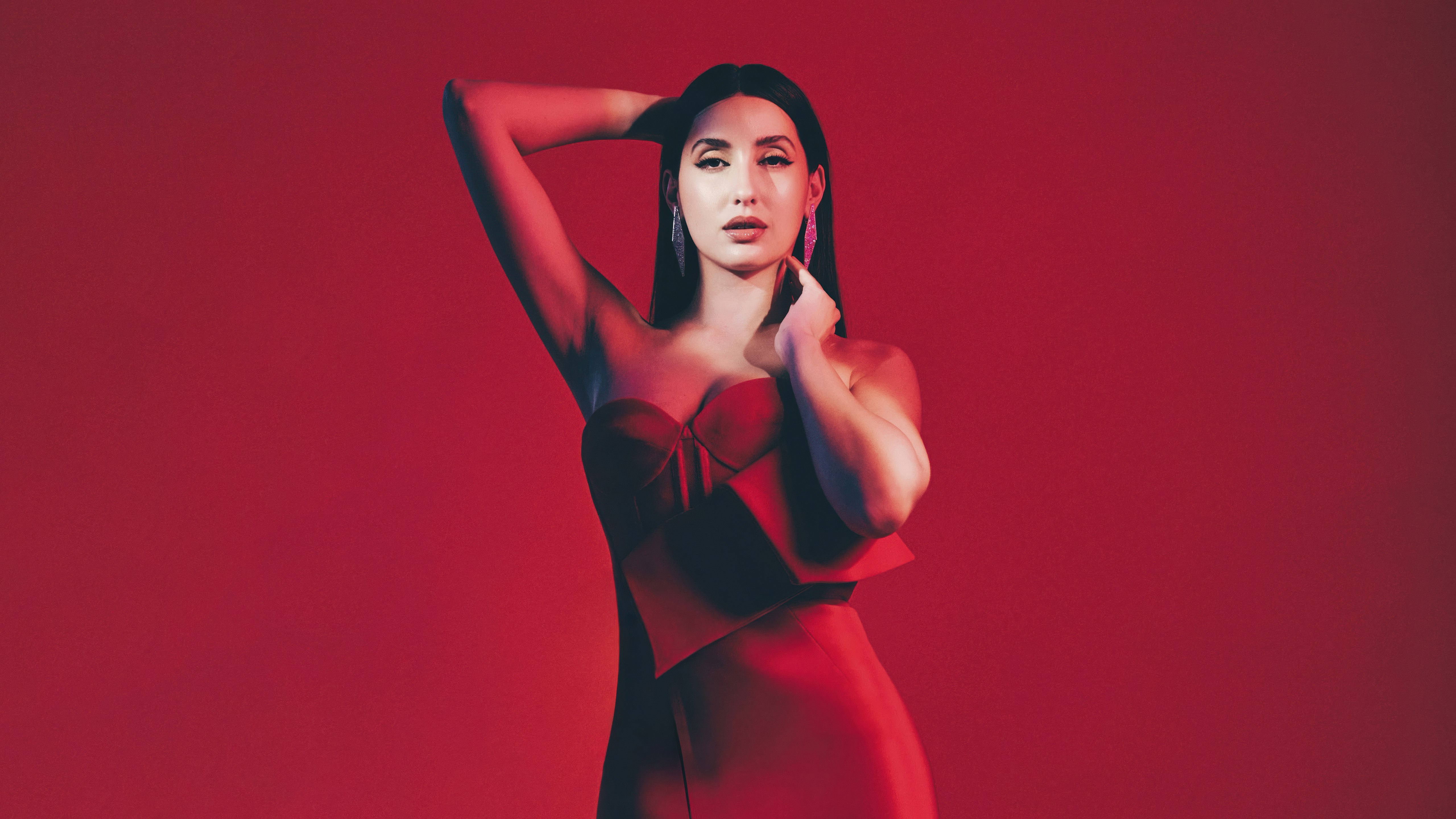 Nora Fatehi, Fundo vermelho, 5K, Retrato