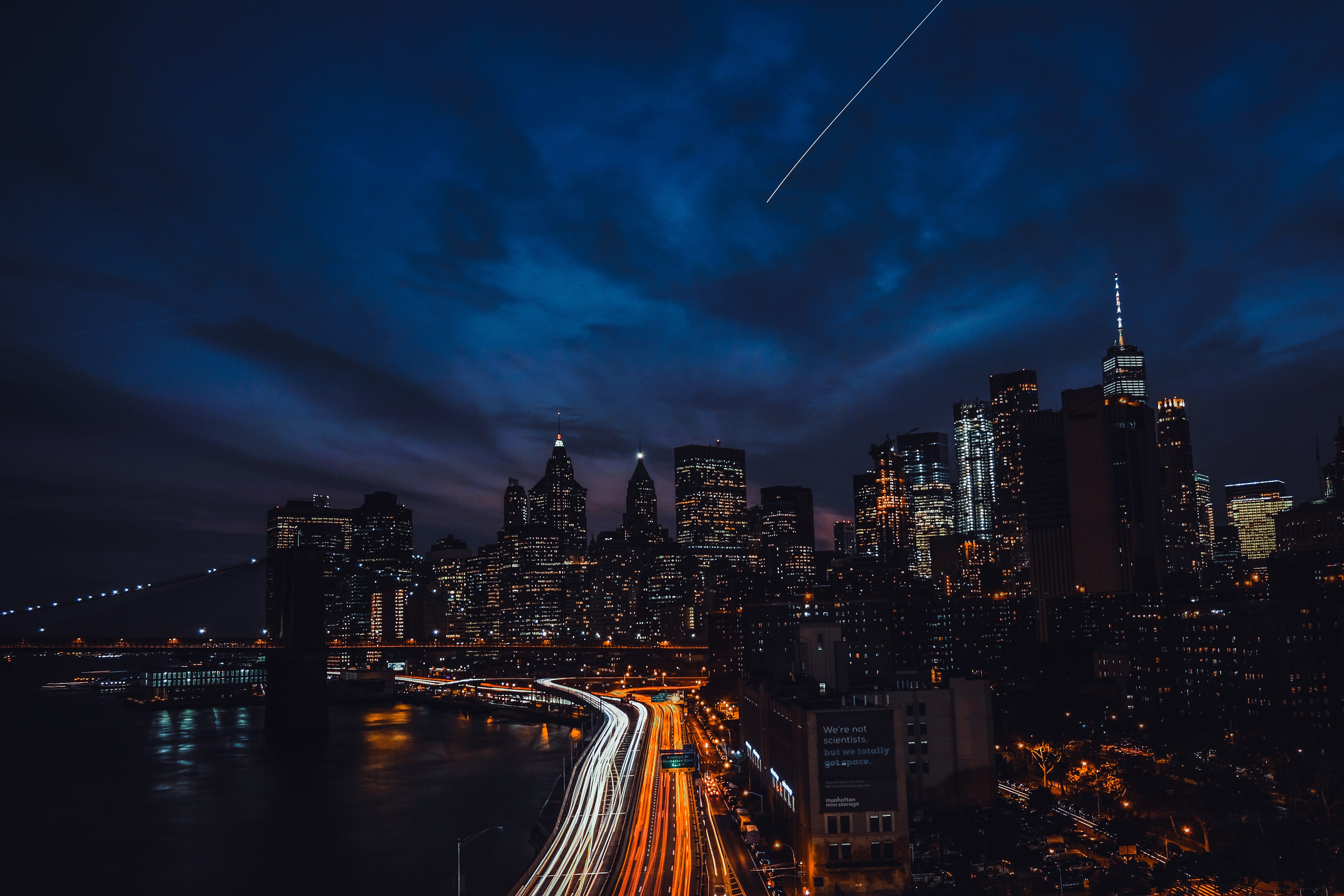 Nova York, Estados Unidos, Paisagem urbana, Período noturno, Luzes da cidade, Metropolitana, Fundo escuro, Arranha-céus, Rastros de luz, Nuvens escuras, Céu azul, 5K