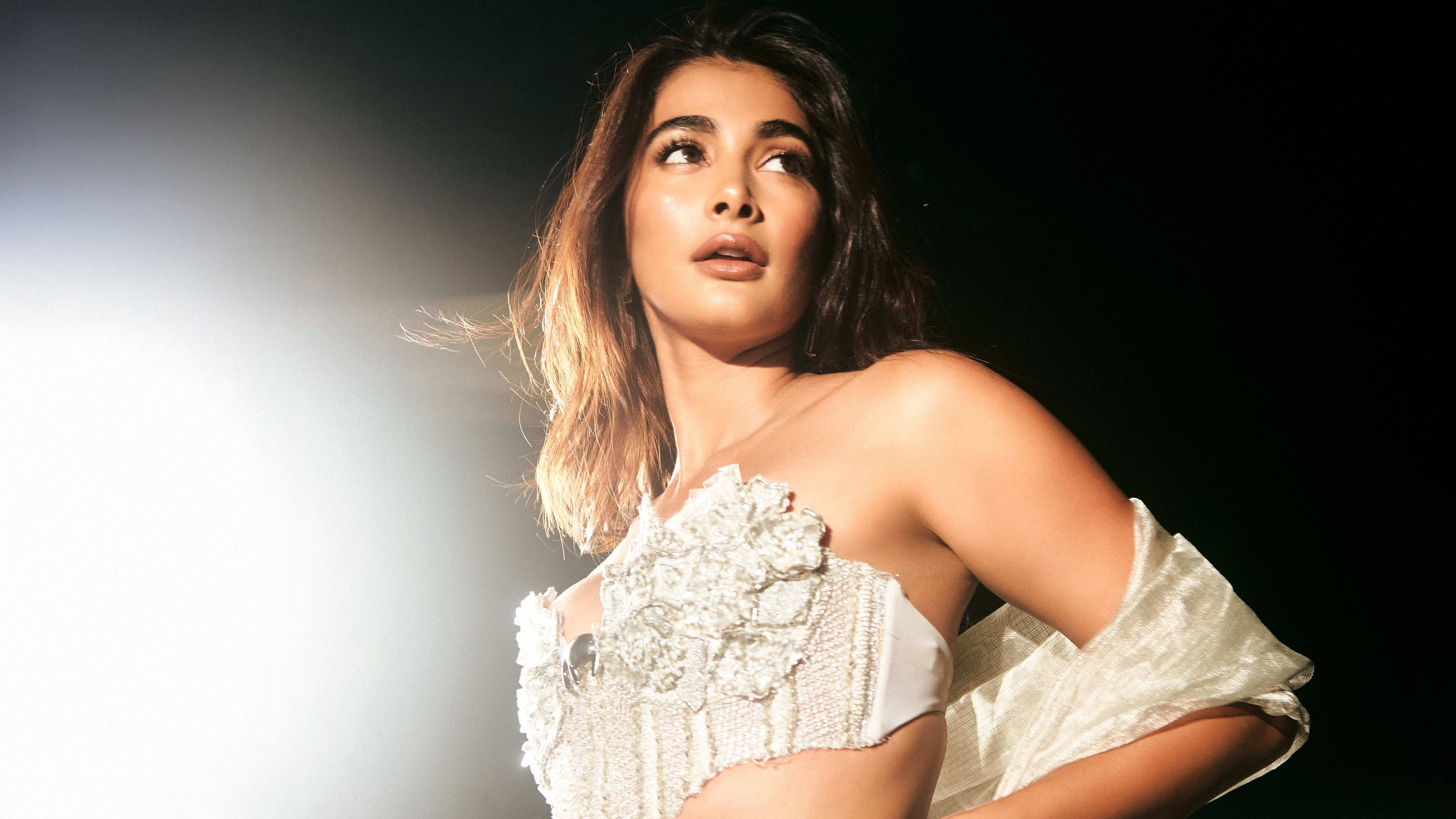 Pooja Hegde, Brilho no escuro, 5K, Atriz indiana, Fundo escuro