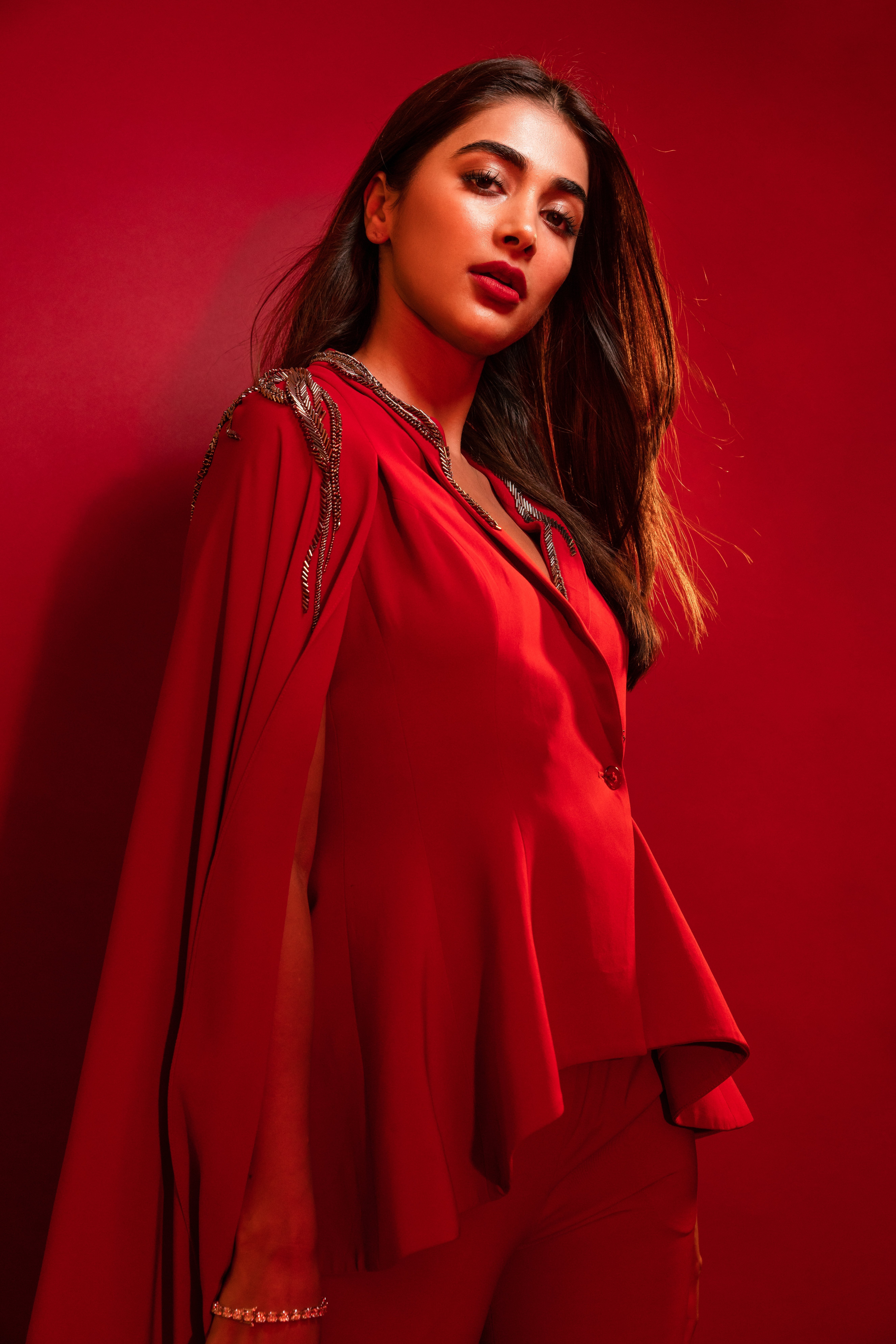 Pooja Hegde, Fundo vermelho, Atriz indiana, Atriz de Bollywood, 5K
