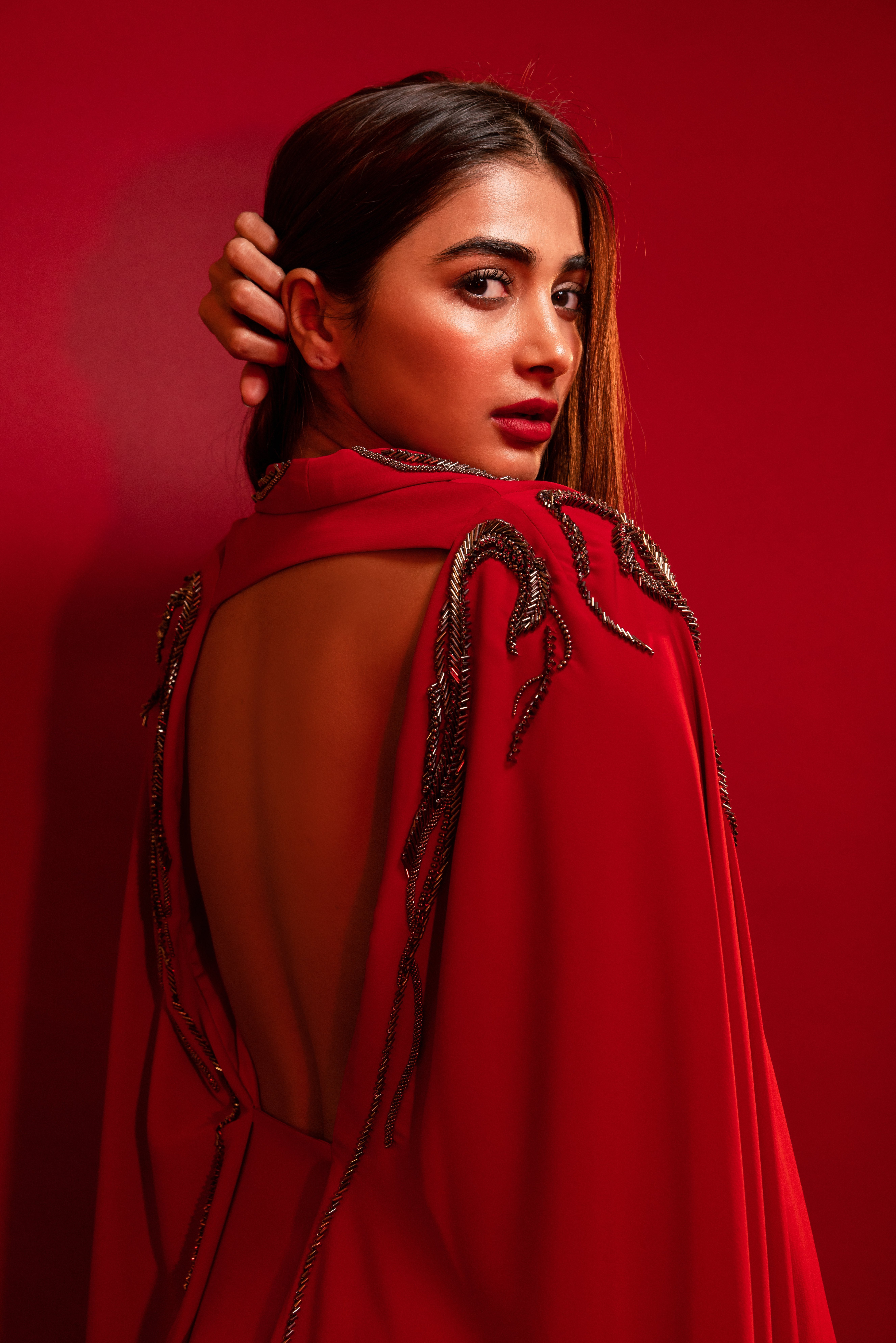 Pooja Hegde, Vestido vermelho, Atriz indiana, Fundo vermelho, 5K