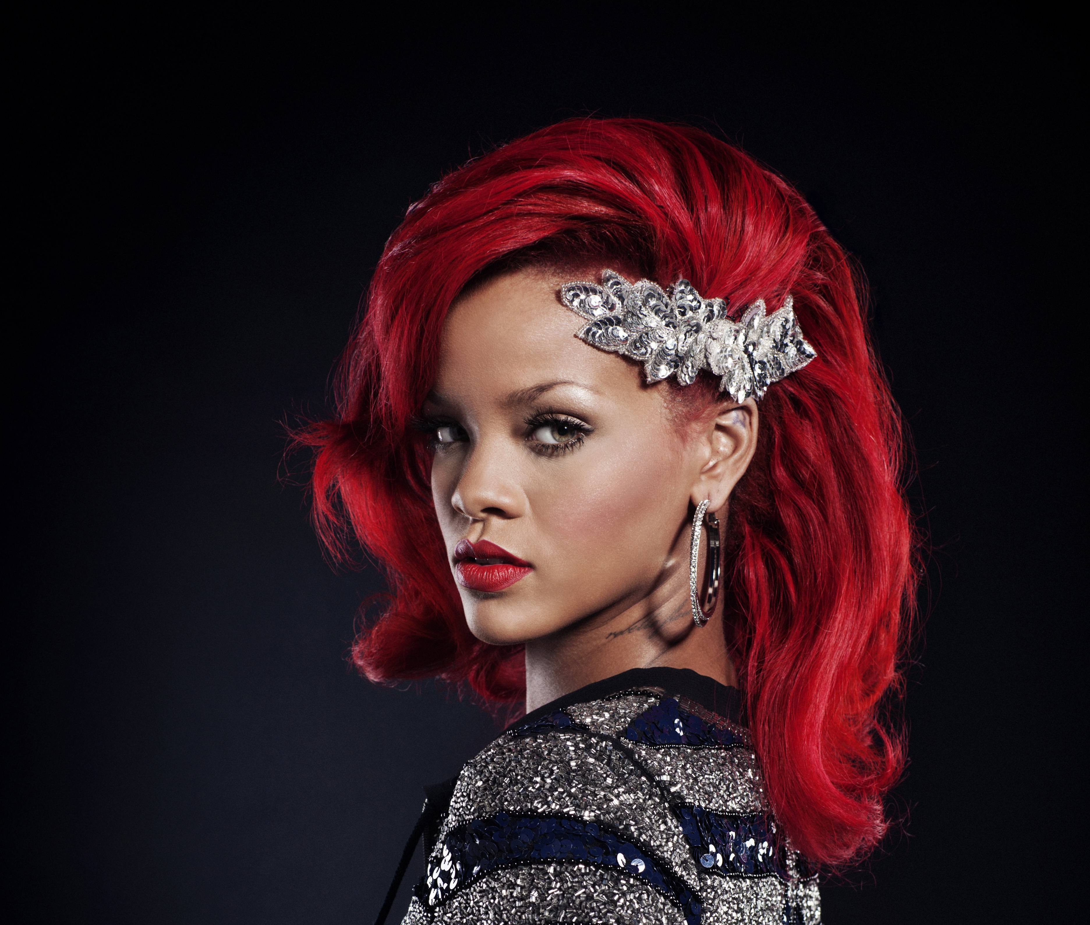 Rihanna, Fundo escuro