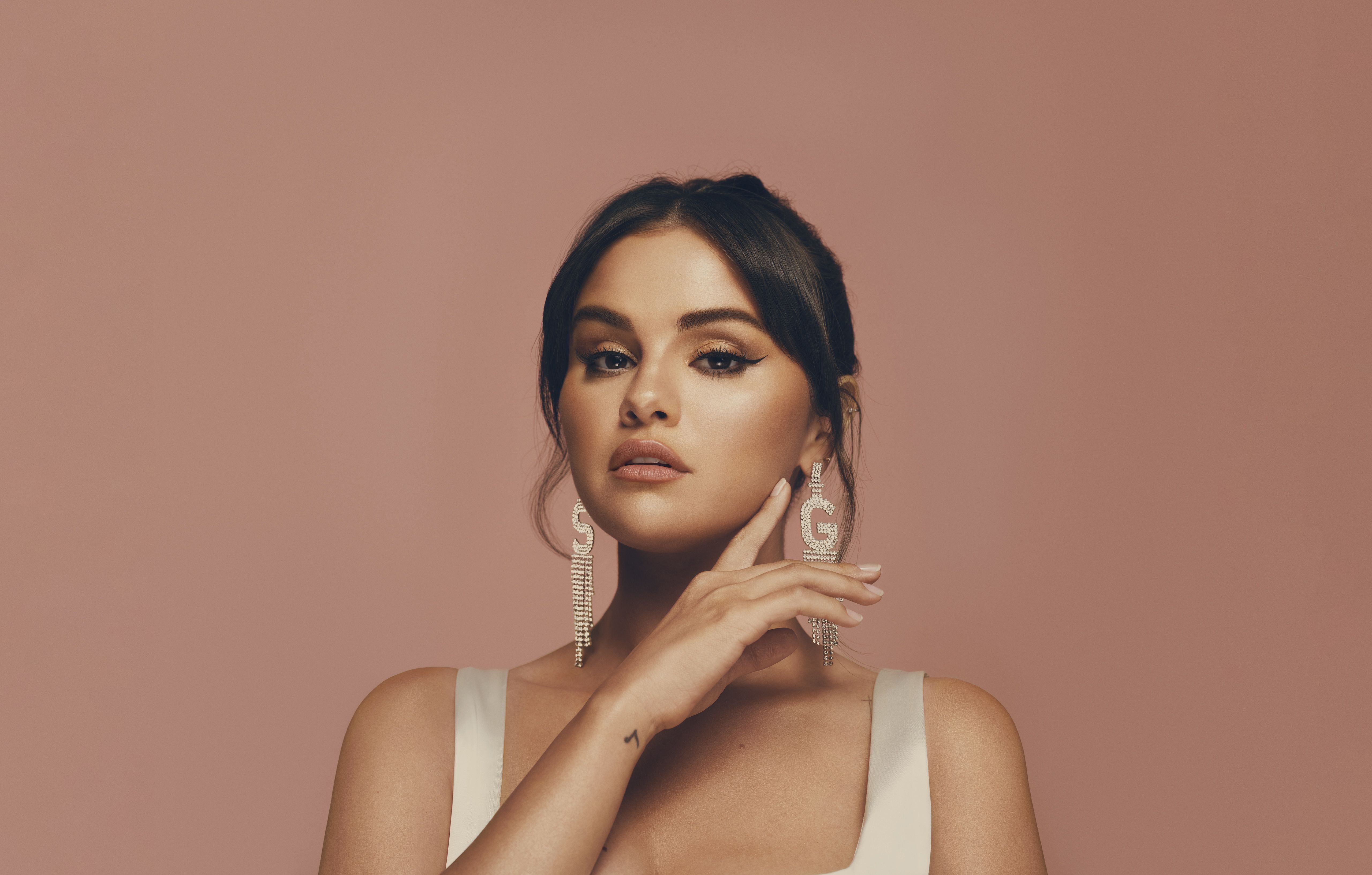 Selena Gomez, Fundo pêssego, Joias, 5K