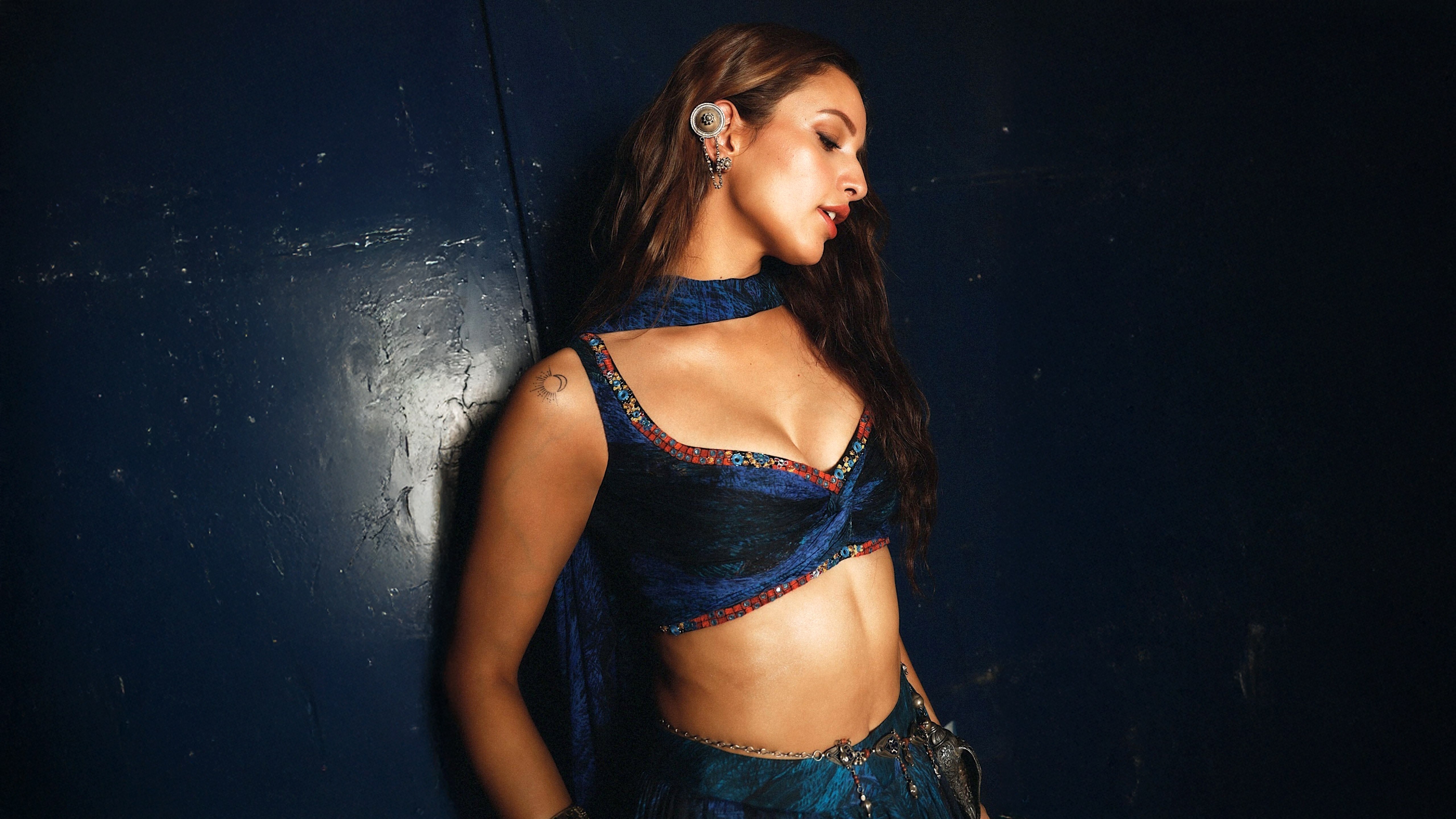Tripti Dimri, Glamorosa, Atriz indiana, Azul escuro, Fundo azul-marinho, 5K