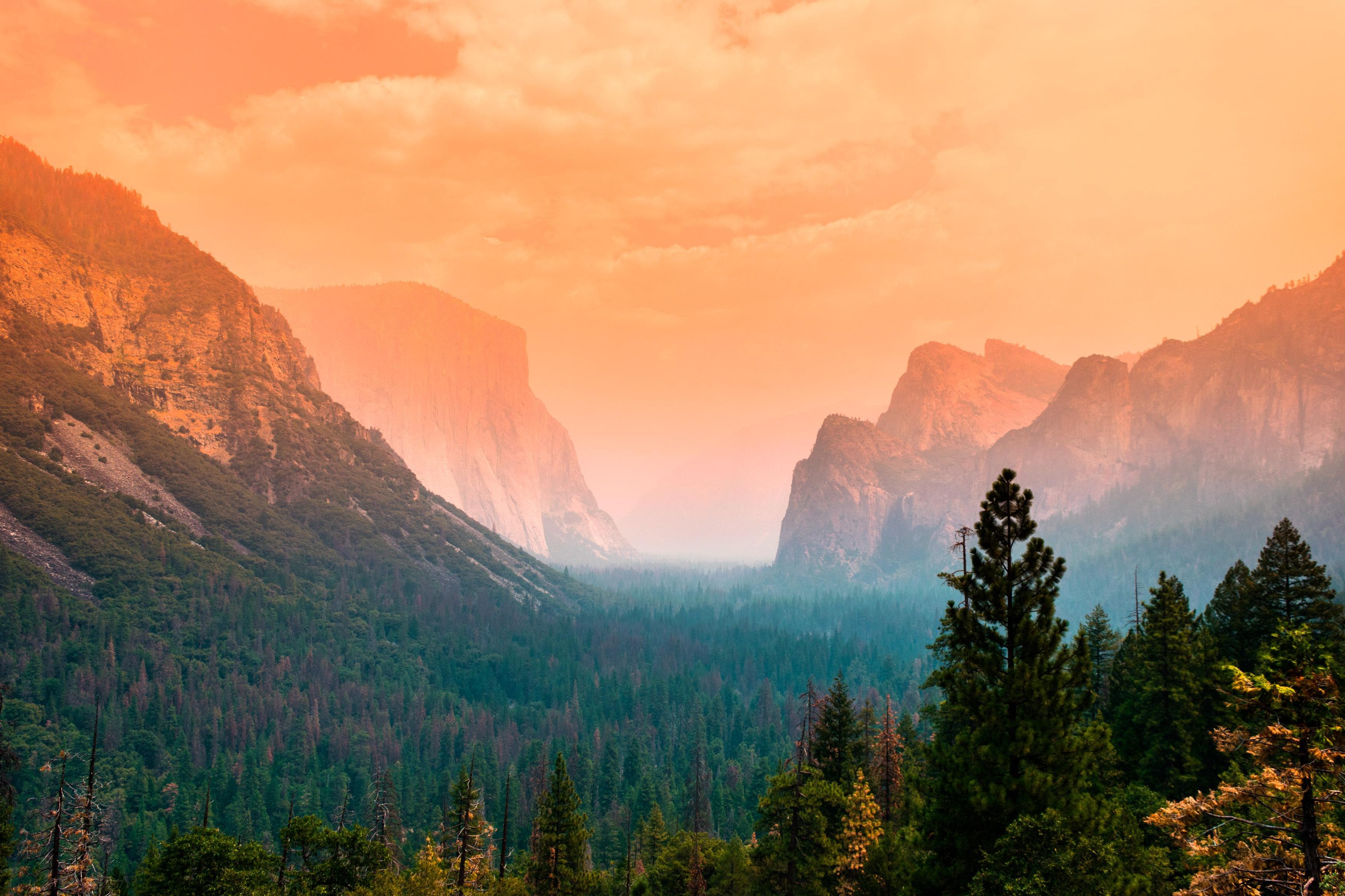 Vale de Yosemite, Verão, Árvores verdes, Céu alaranjado, Penhascos, Montanhas, Enevoado, Pôr do sol
