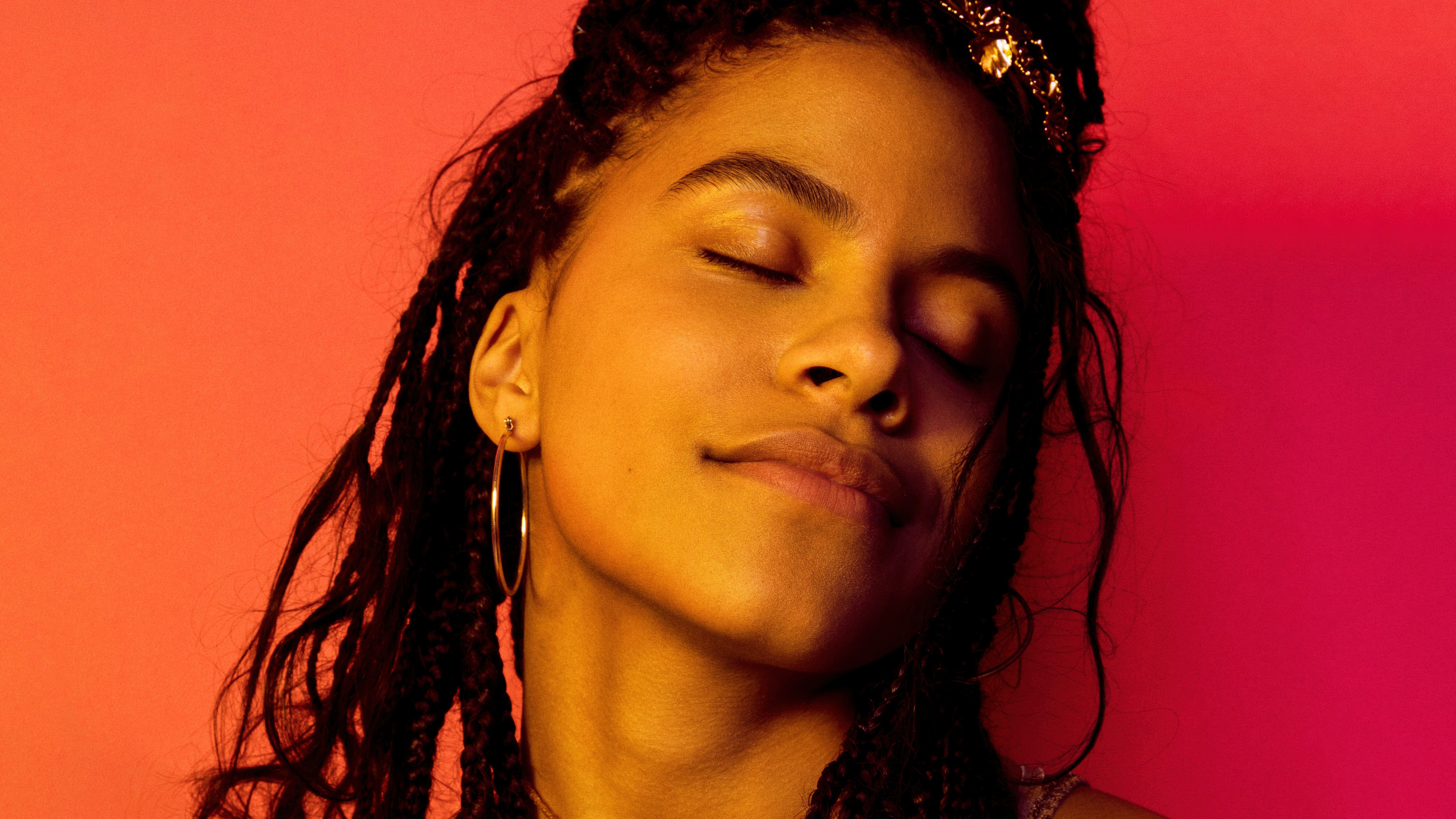 Zazie Beetz, Close-up, Atriz alemã, 5K, Fundo laranja, Retrato